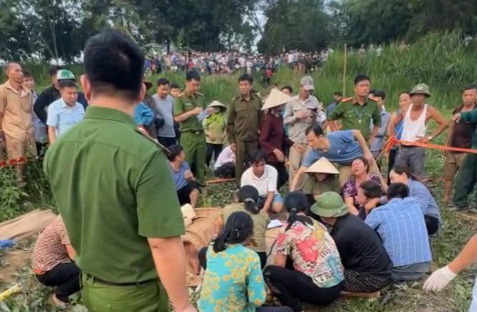 Danh t&iacute;nh 5 ch&aacute;u nhỏ đuối nước thương t&acirc;m khi đi tắm s&ocirc;ng - Ảnh 1.