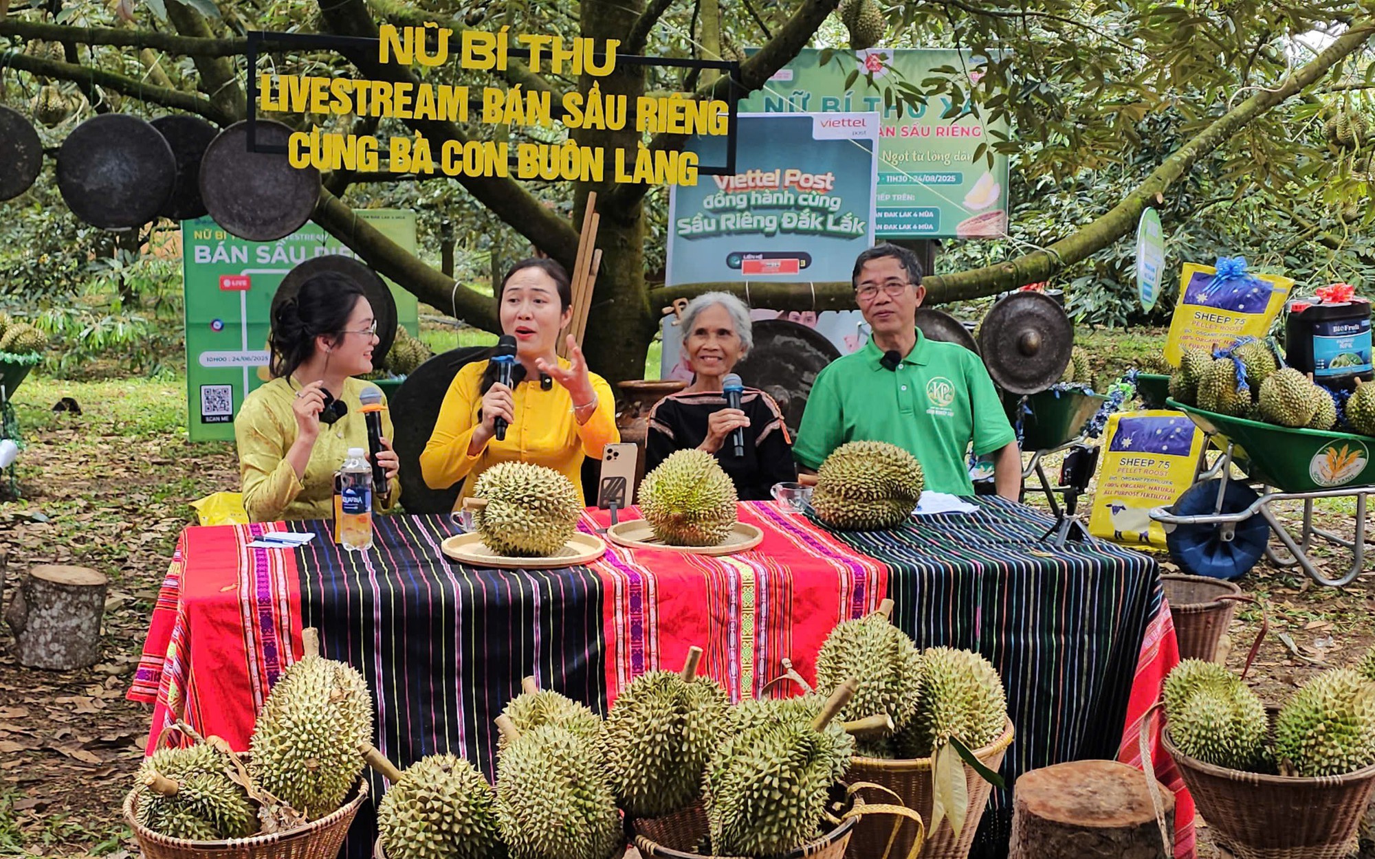 CHÍNH QUYỀN SỐ CHẠM VÀO LÒNG DÂN (*): Cán bộ hóa "chiến thần livestream"