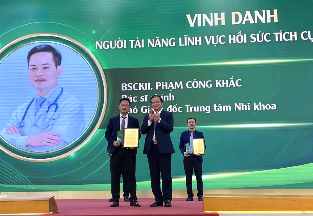 Lần đầu một bệnh viện vinh danh 329 chuyên gia, bác sĩ - Ảnh 8.