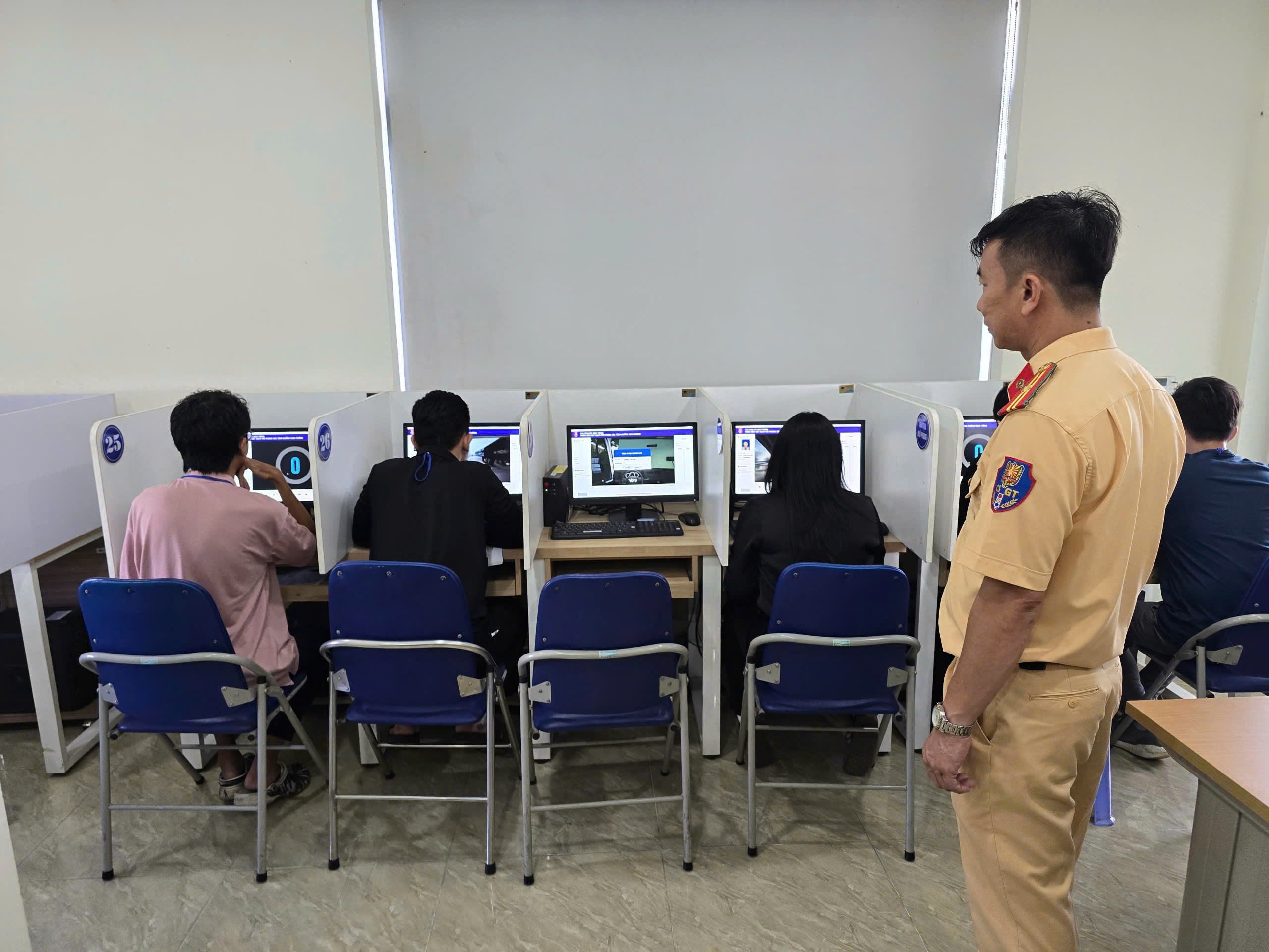 Bị trừ hết điểm giấy phép lái xe: Thi lại khó gấp đôi - Ảnh 1.