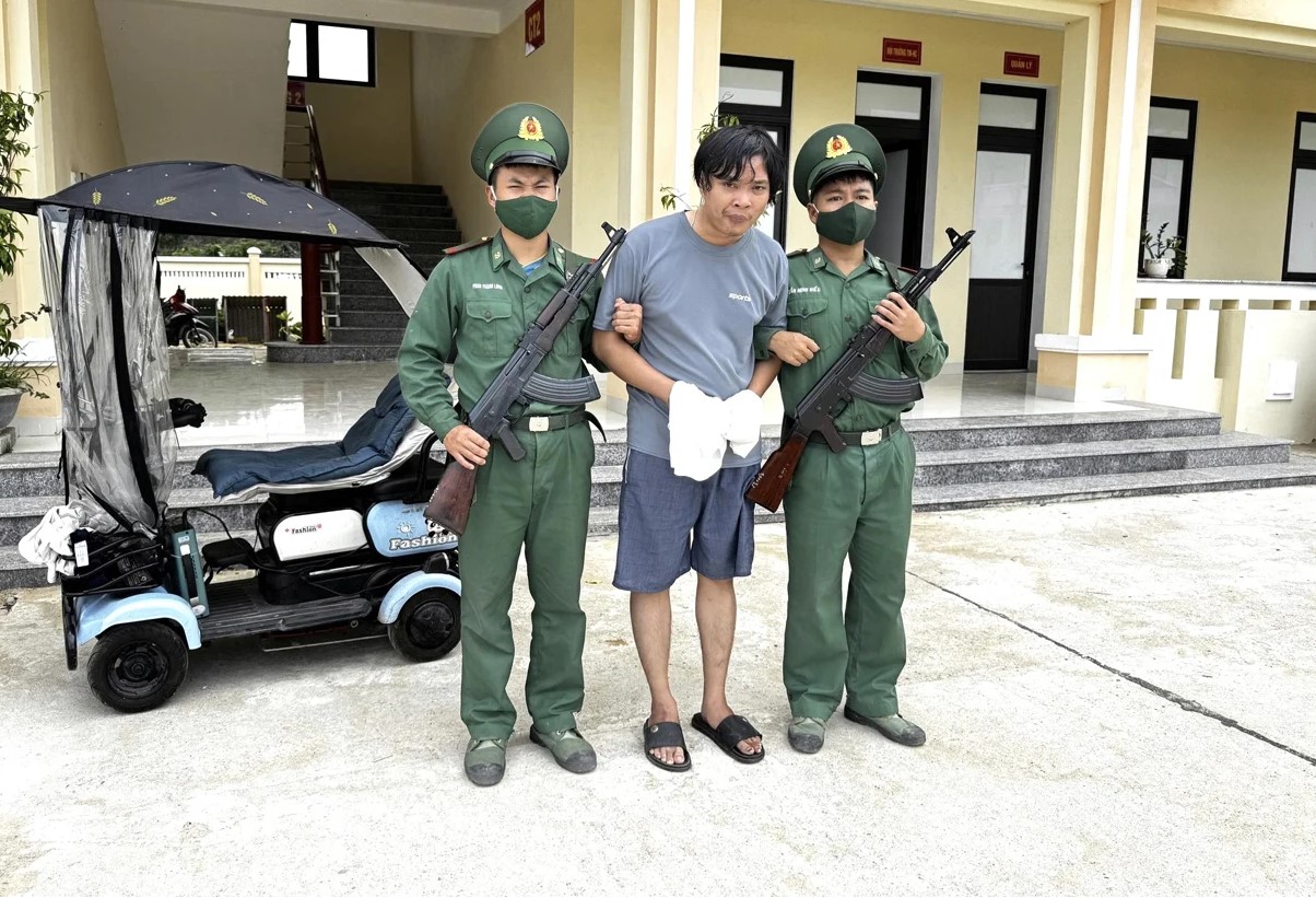 Bắt giữ đối tượng mang theo m&aacute;y in tiền giả c&ugrave;ng sấp tiền giả - Ảnh 1.