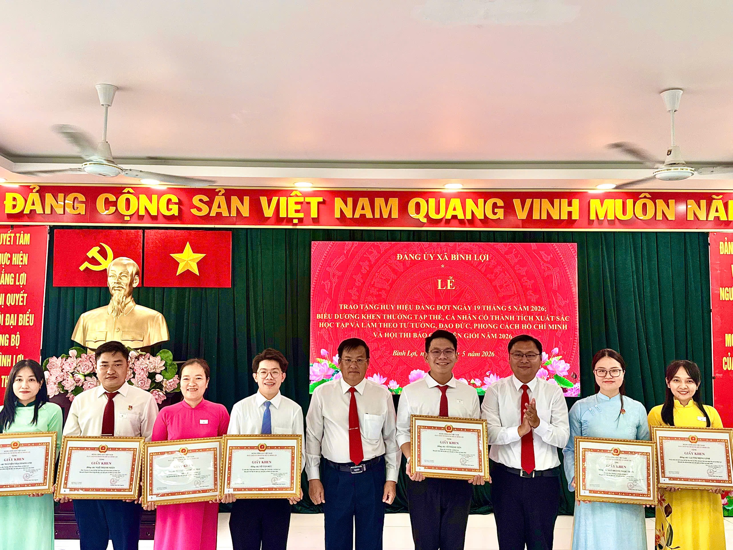 X&atilde; B&igrave;nh Lợi, TPHCM: T&ocirc;n vinh đảng vi&ecirc;n ti&ecirc;u biểu, lan tỏa học tập v&agrave; l&agrave;m theo B&aacute;c - Ảnh 3.