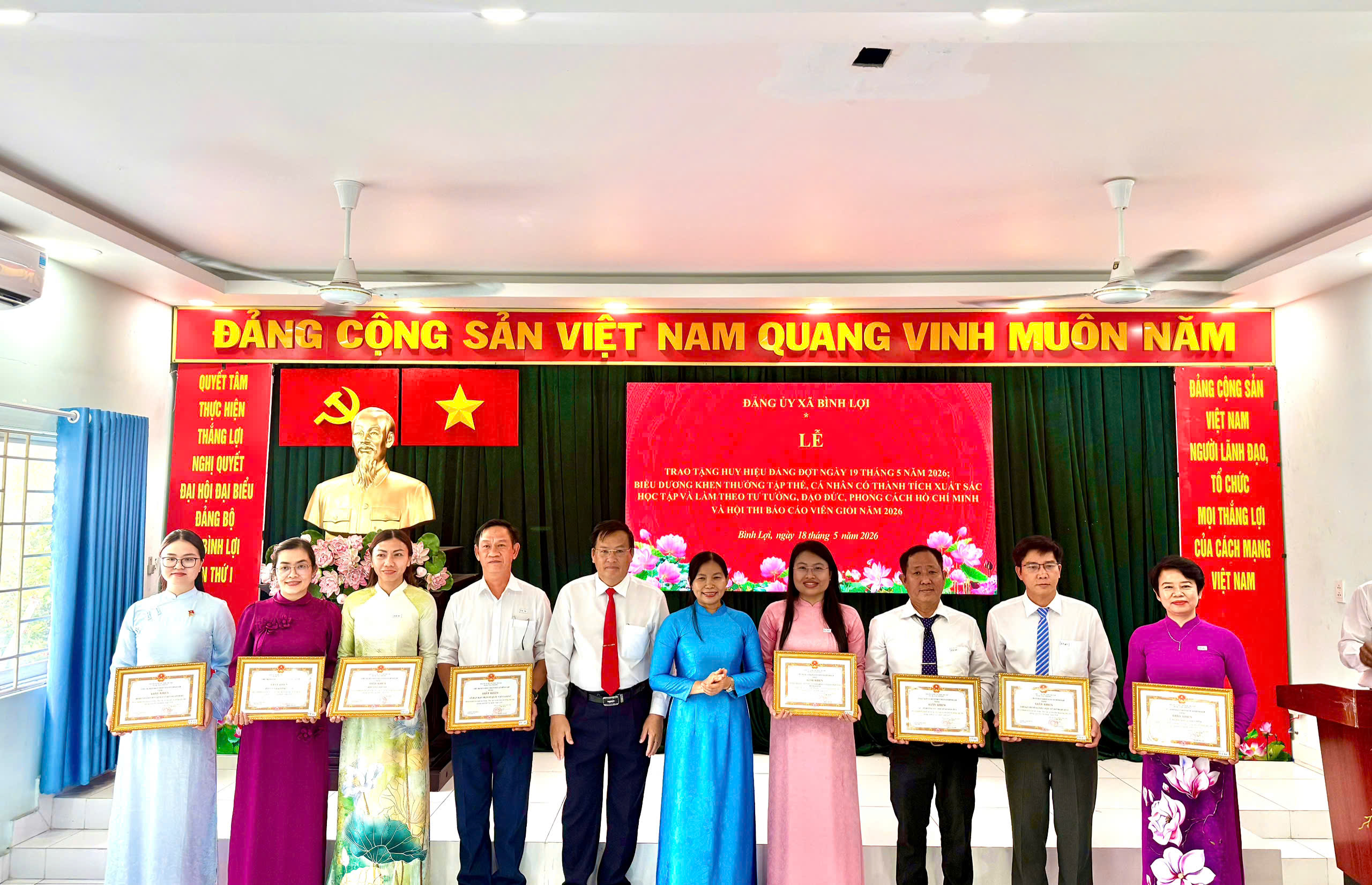 X&atilde; B&igrave;nh Lợi, TPHCM: T&ocirc;n vinh đảng vi&ecirc;n ti&ecirc;u biểu, lan tỏa học tập v&agrave; l&agrave;m theo B&aacute;c - Ảnh 2.