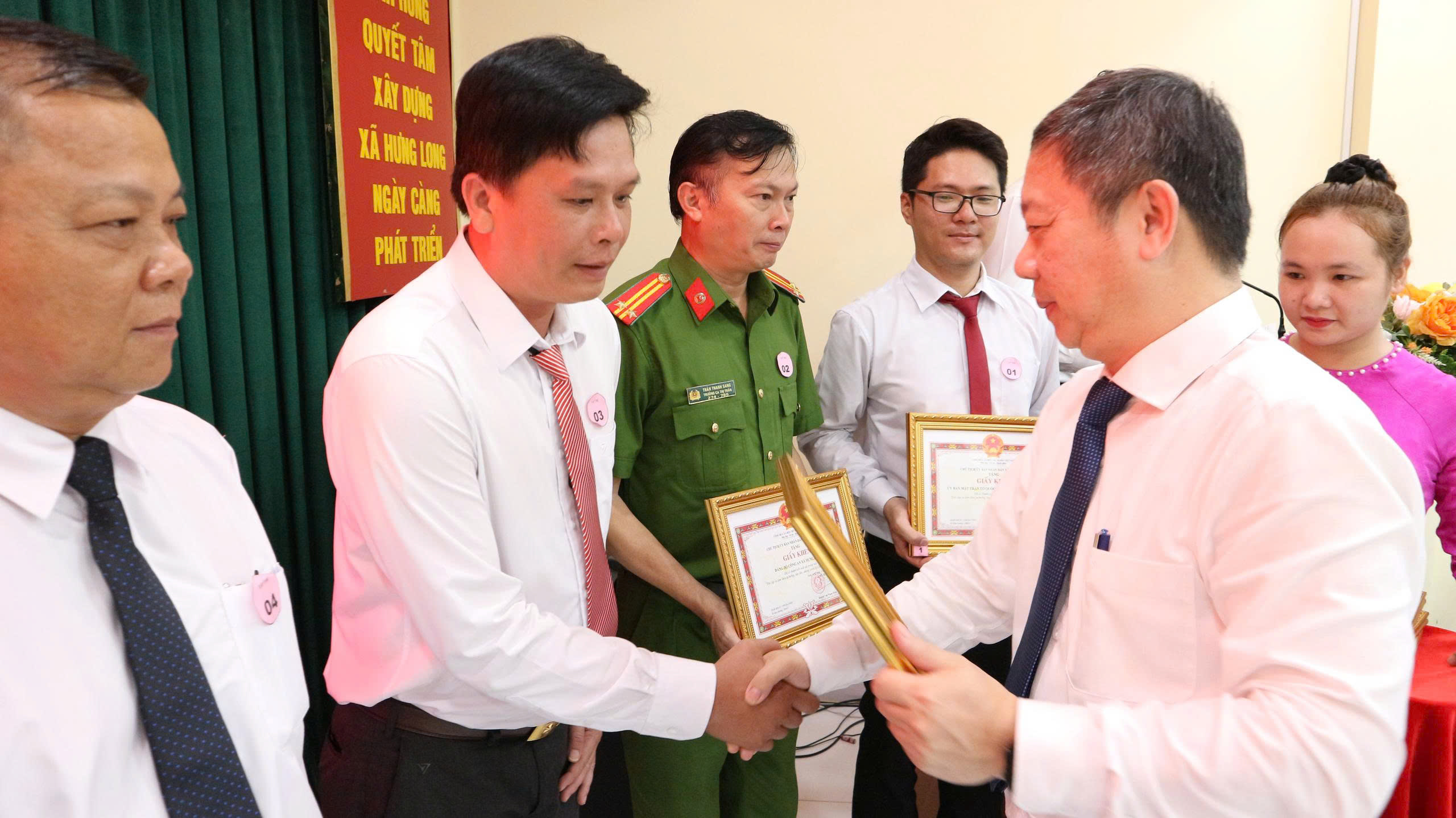 Hưng Long trao Huy hiệu Đảng và tuyên dương nhiều tập thể, cá nhân tiêu biểu học Bác - Ảnh 8.