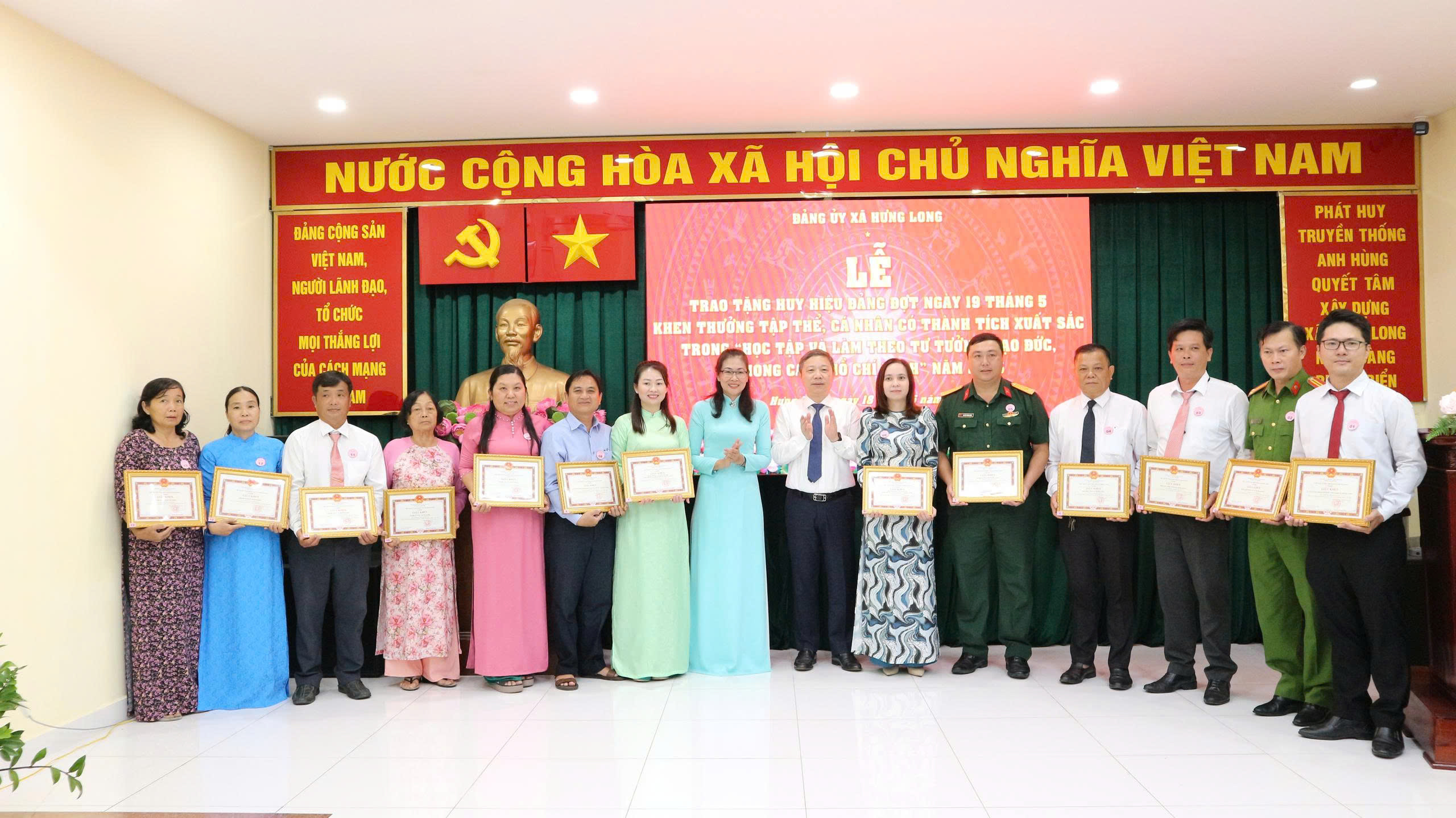 Hưng Long trao Huy hiệu Đảng và tuyên dương nhiều tập thể, cá nhân tiêu biểu học Bác - Ảnh 10.