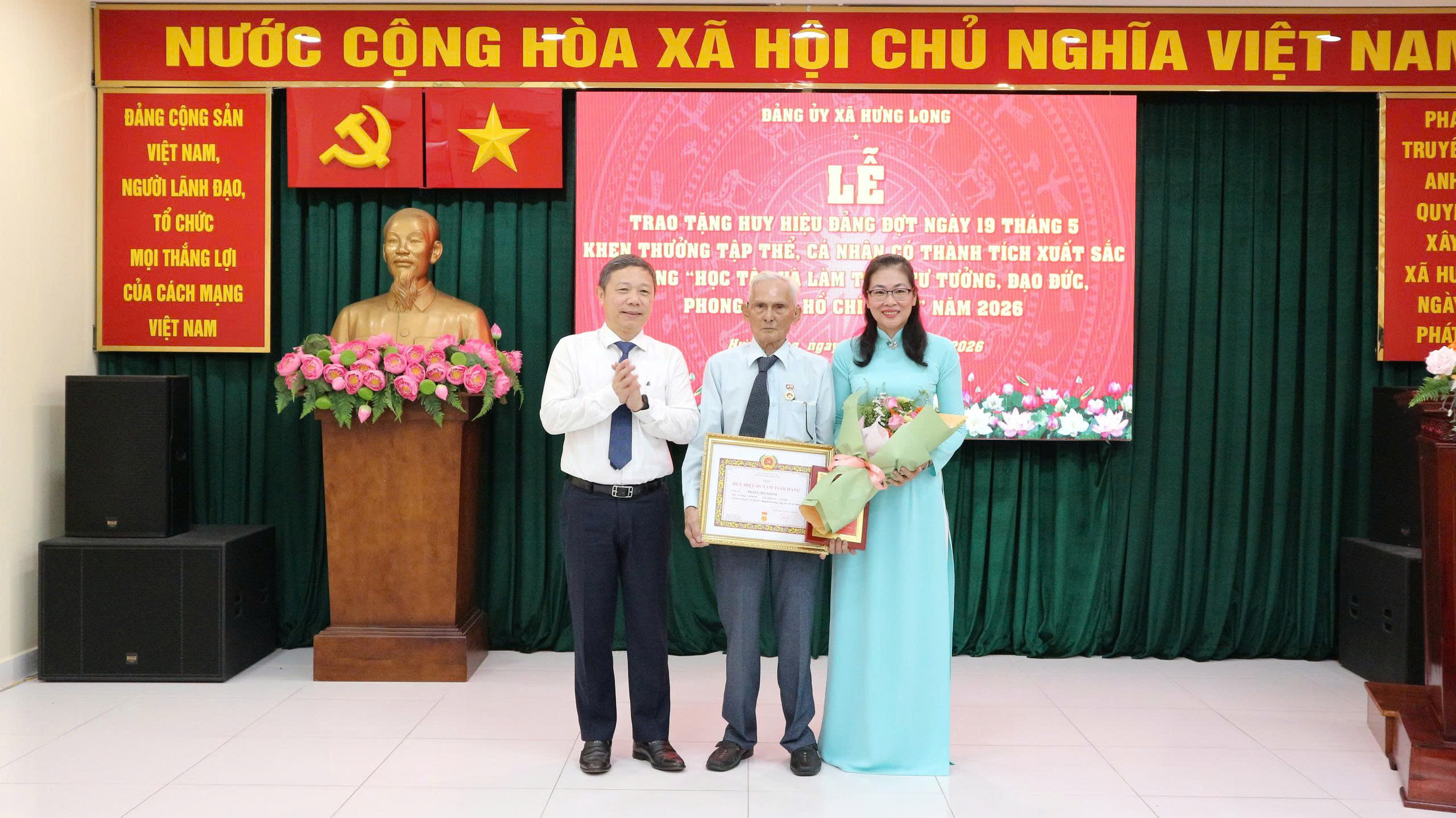Hưng Long trao Huy hiệu Đảng và tuyên dương nhiều tập thể, cá nhân tiêu biểu học Bác - Ảnh 4.