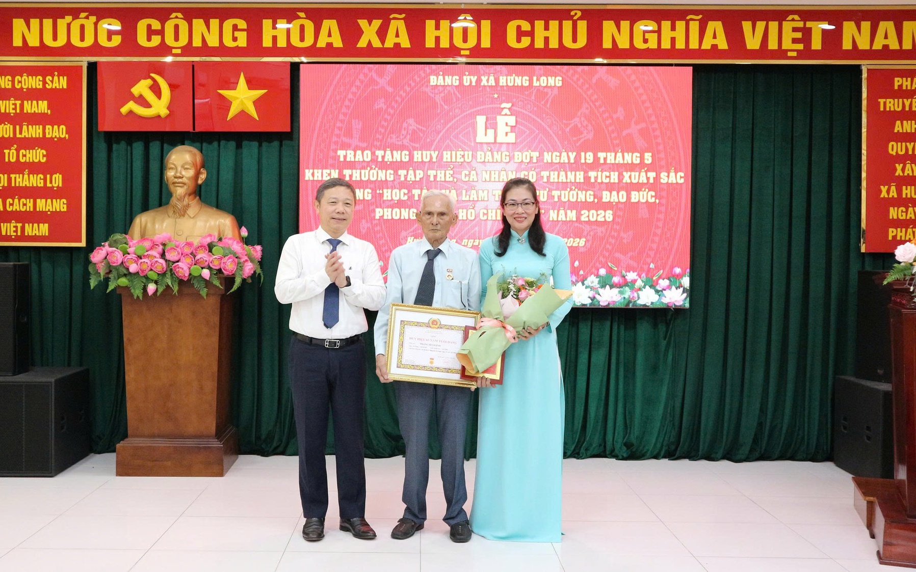 TPHCM: Trao Huy hiệu Đảng, tuyên dương điển hình học Bác