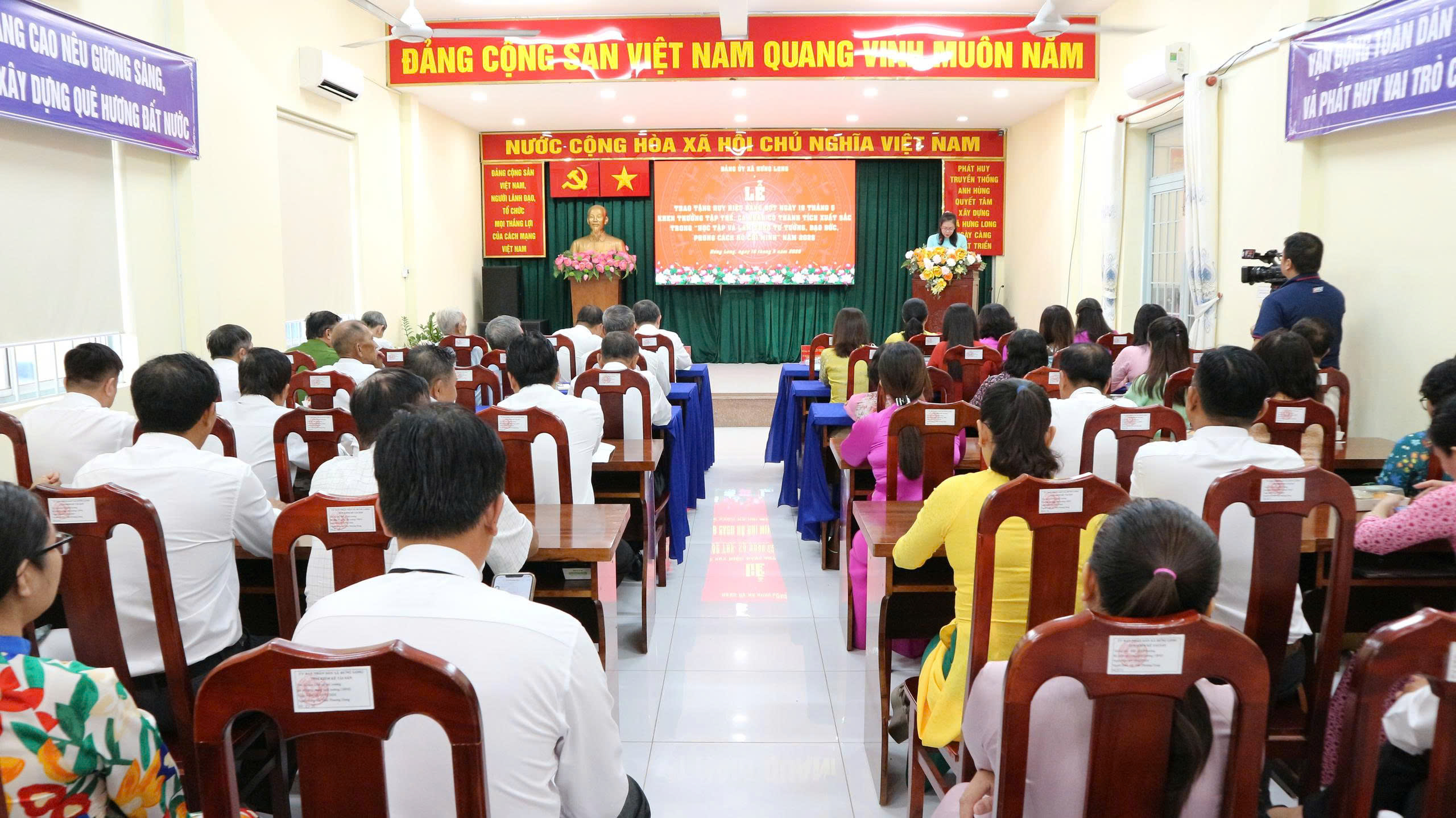 Hưng Long trao Huy hiệu Đảng và tuyên dương nhiều tập thể, cá nhân tiêu biểu học Bác - Ảnh 1.