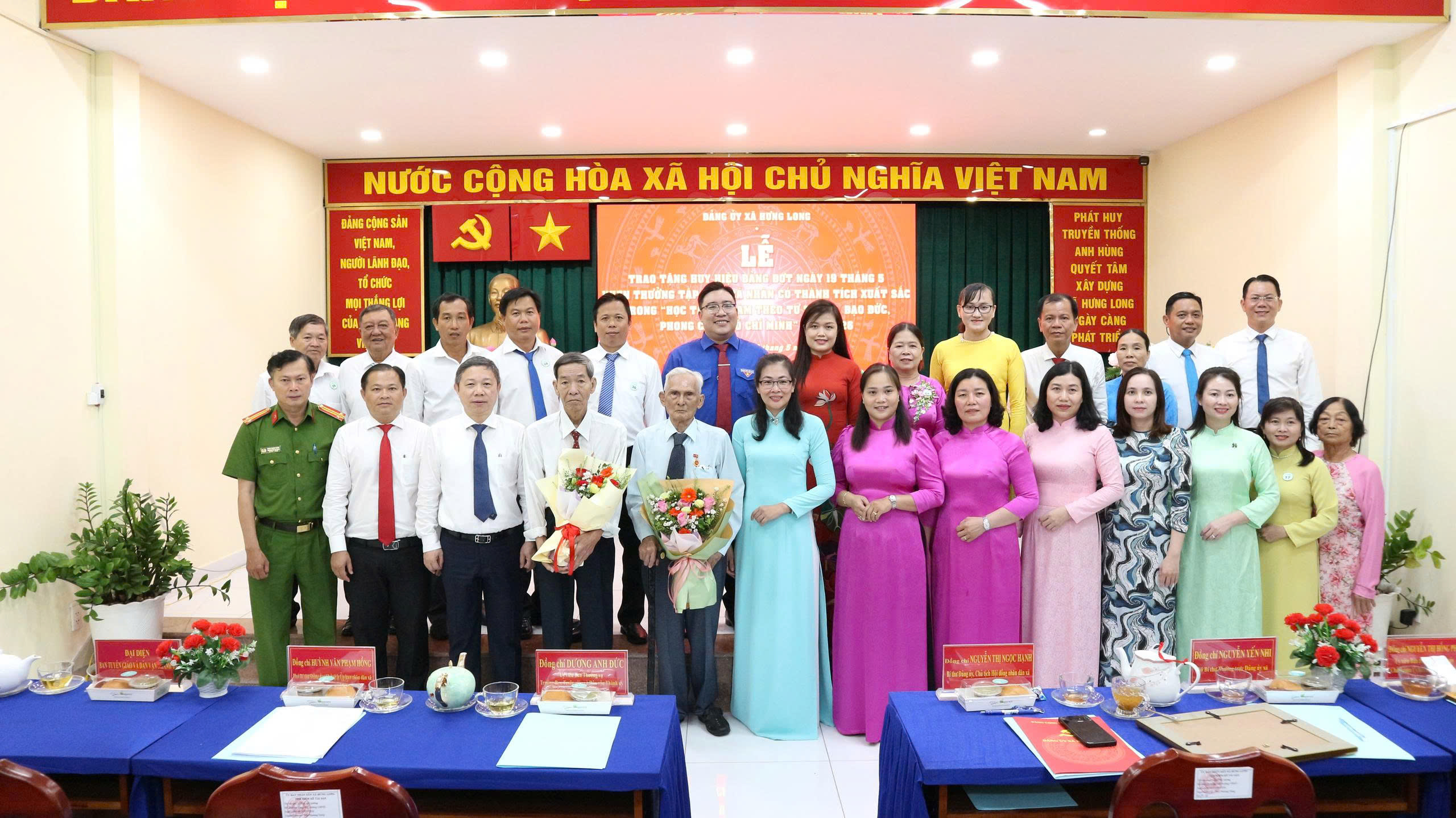 Hưng Long trao Huy hiệu Đảng và tuyên dương nhiều tập thể, cá nhân tiêu biểu học tập và làm theo Bác - Ảnh 11.