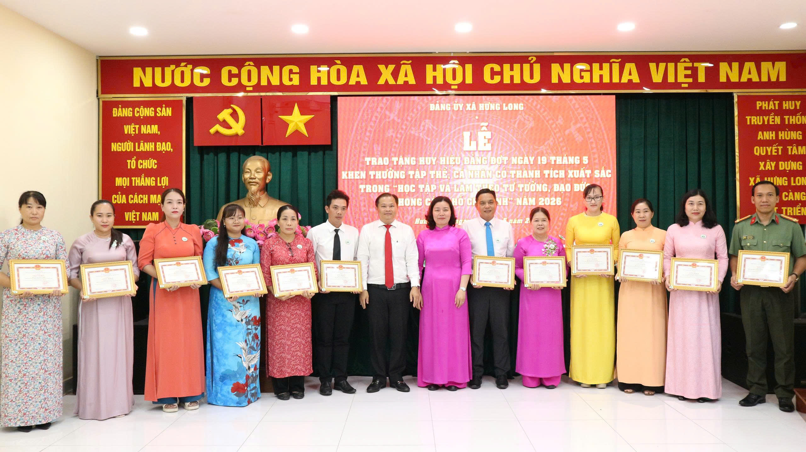 Hưng Long trao Huy hiệu Đảng và tuyên dương nhiều tập thể, cá nhân tiêu biểu học Bác - Ảnh 7.