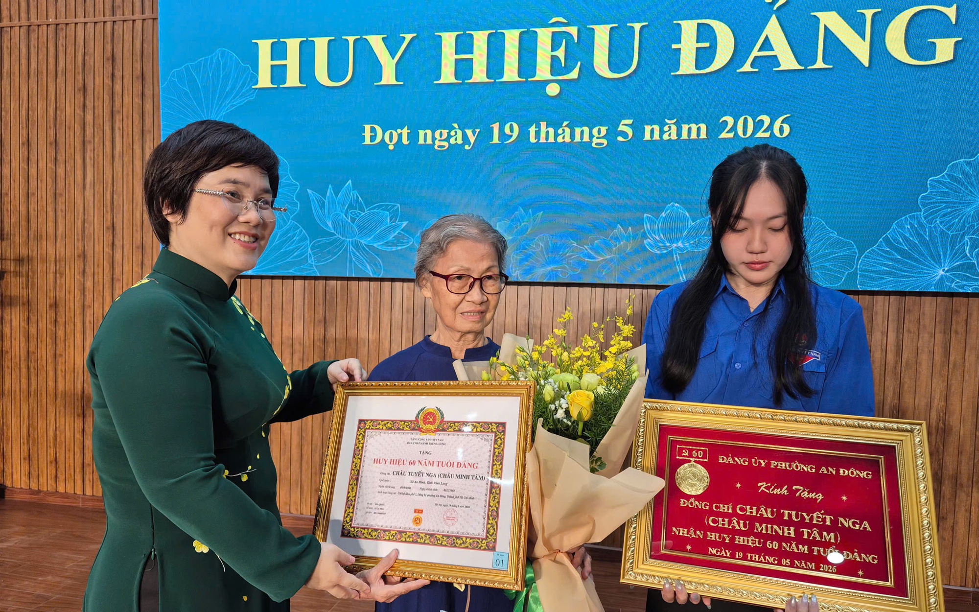 Phường An Đông trao Huy hiệu Đảng cho đảng viên có nhiều cống hiến