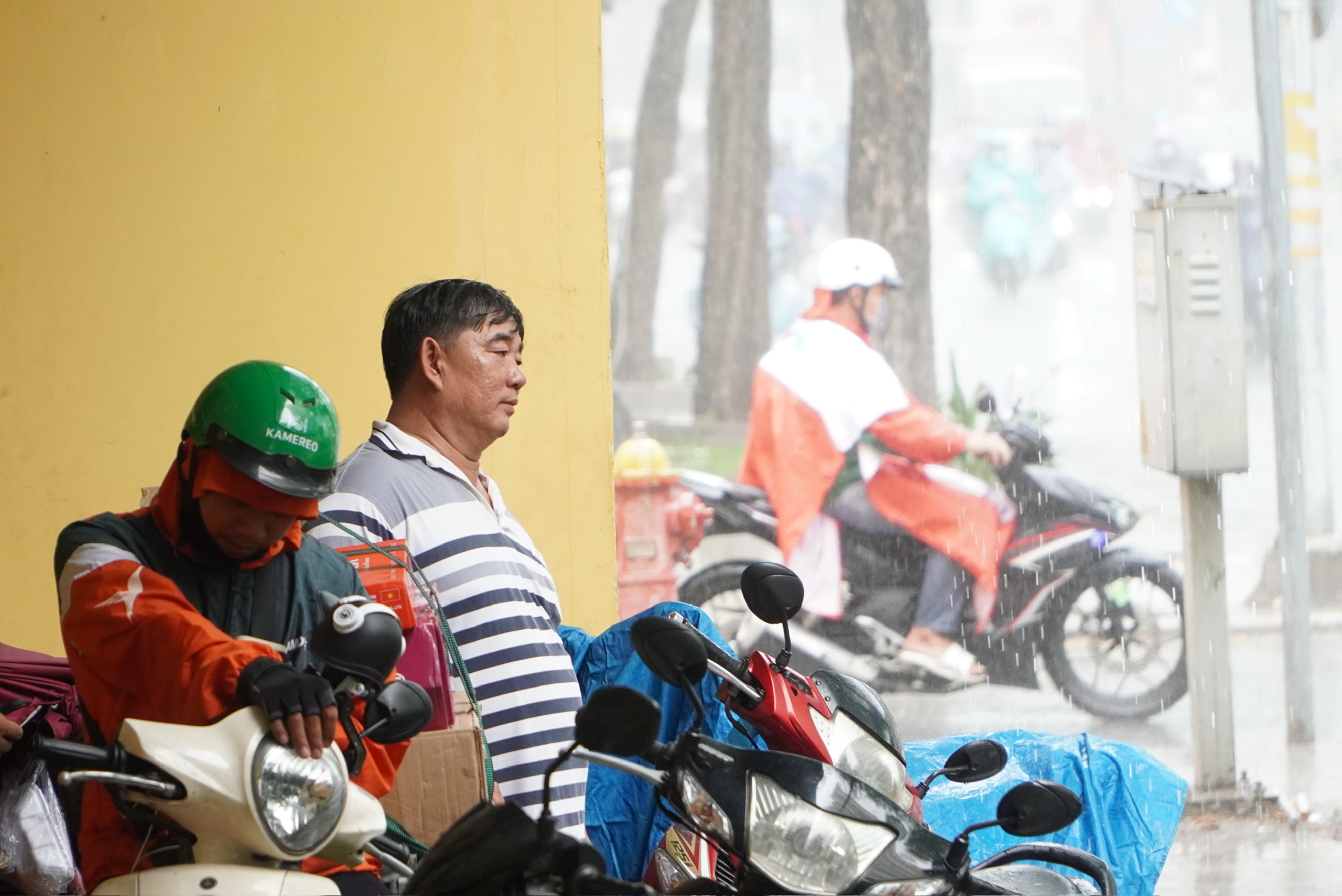 Thời tiết TPHCM: Mưa lớn kèm gió mạnh và sấm sét chiều nay - Ảnh 3.