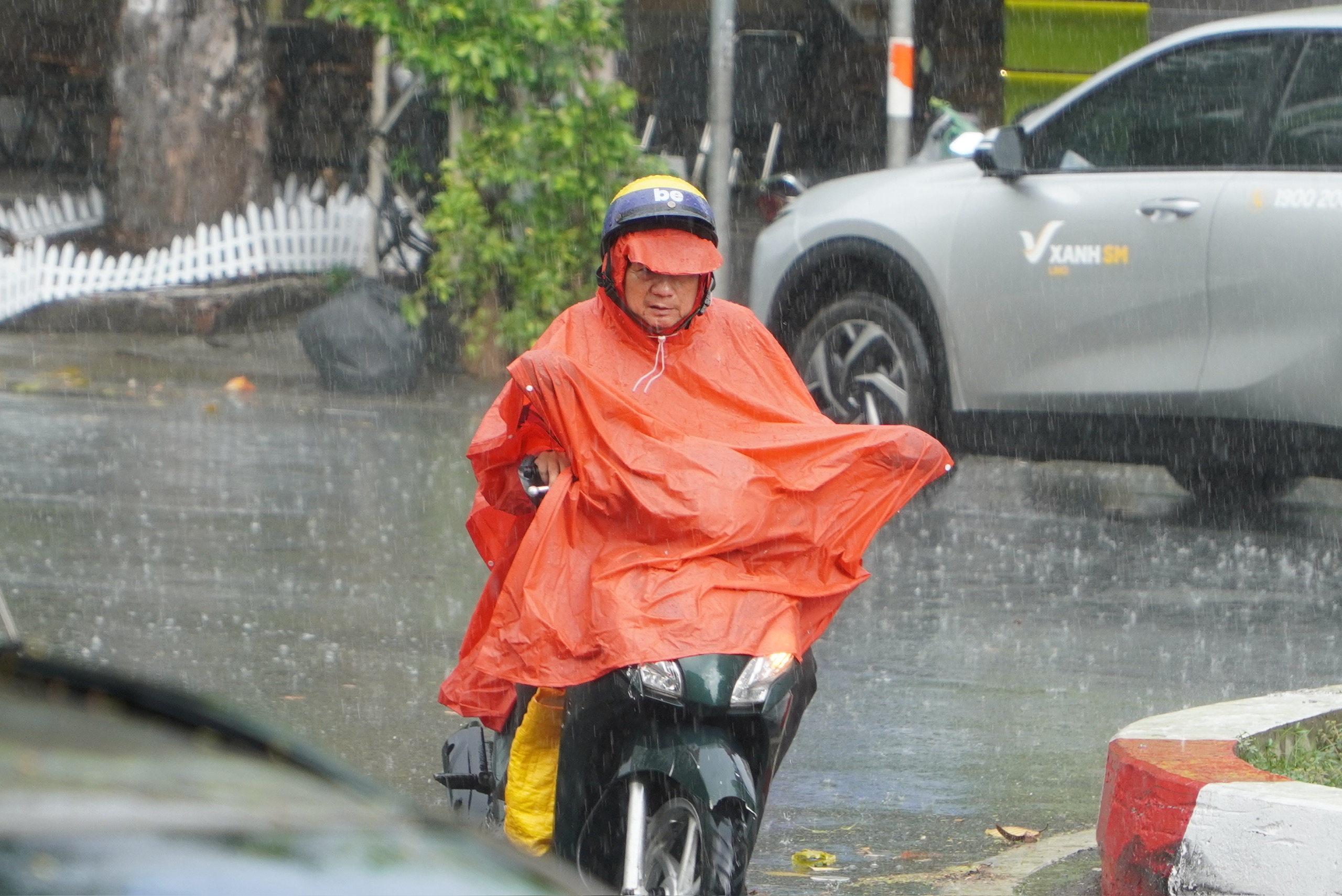 Thời tiết TPHCM: Mưa lớn kèm gió mạnh và sấm sét chiều nay - Ảnh 9.