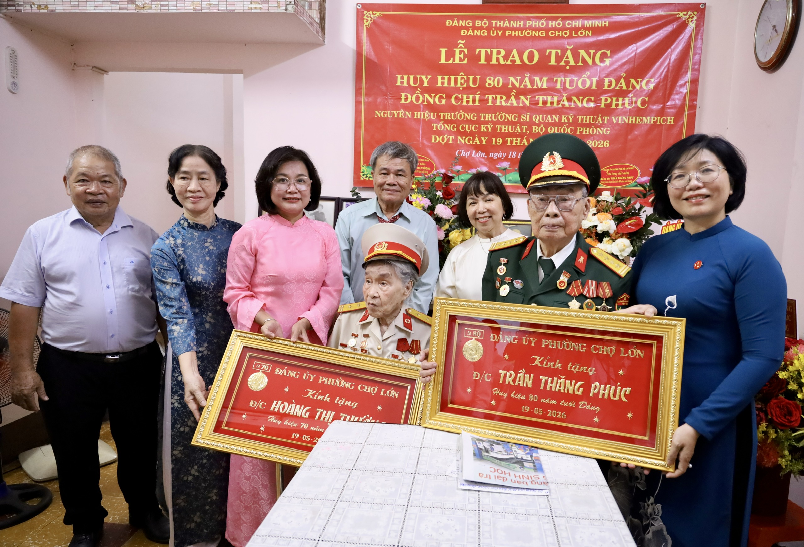TPHCM trao Huy hiệu 80 v&agrave; 70 năm tuổi Đảng cho hai đảng vi&ecirc;n l&atilde;o th&agrave;nh - Ảnh 8.