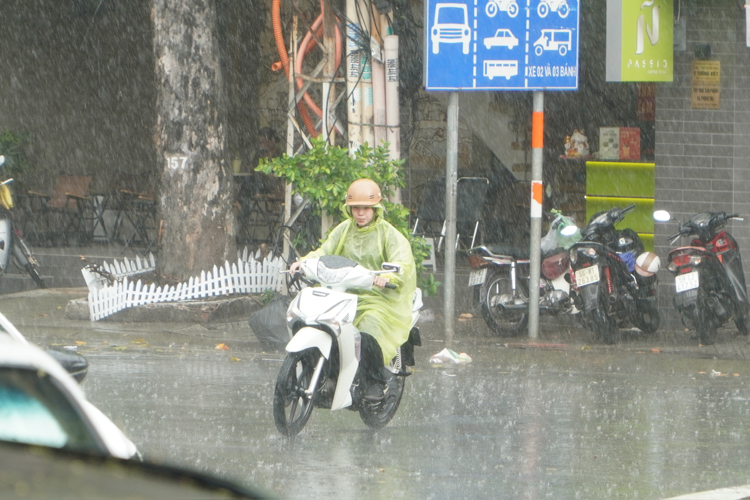 Thời tiết TPHCM: Mưa lớn kèm gió mạnh và sấm sét chiều nay - Ảnh 6.