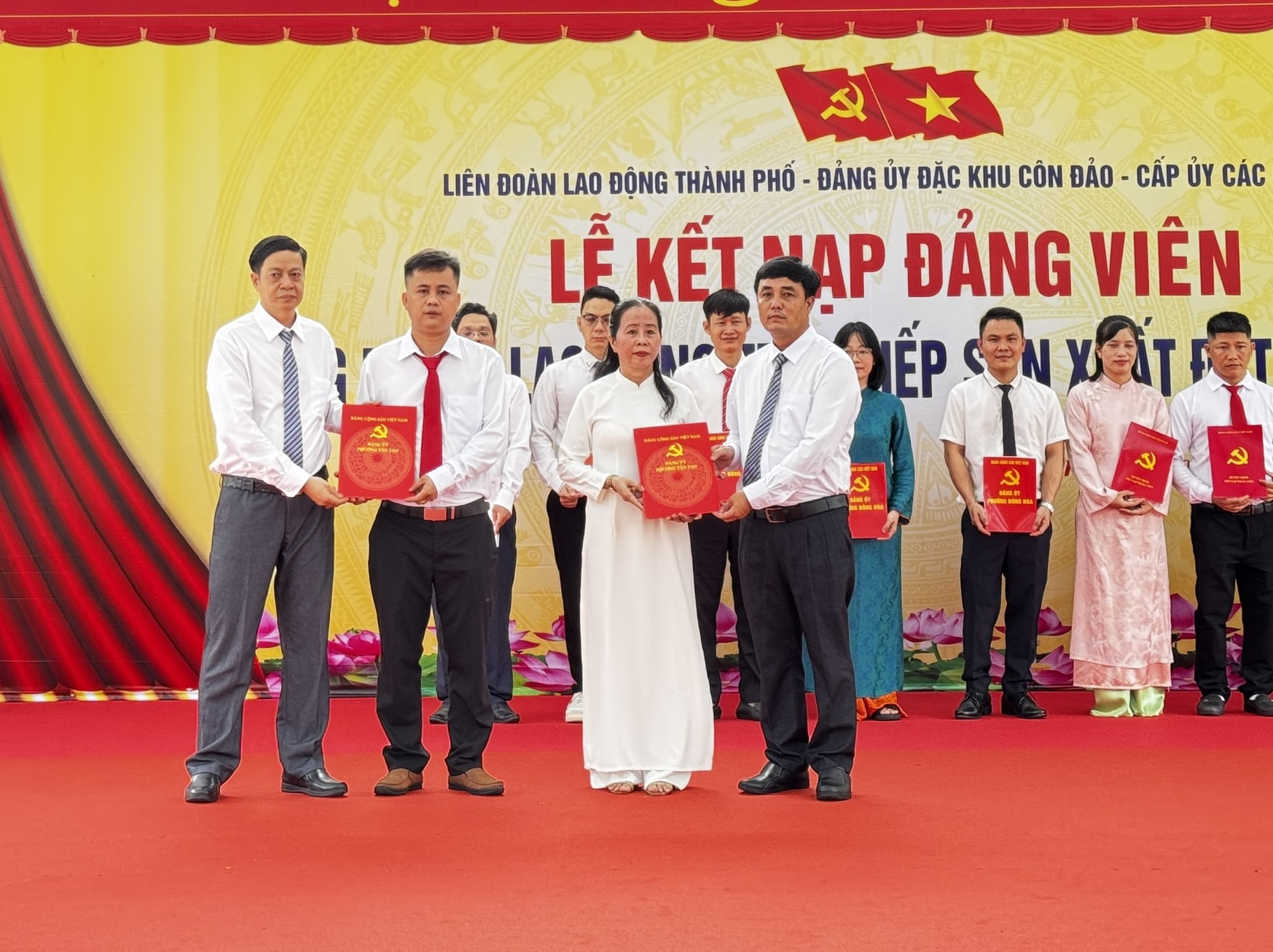 19 công nhân ưu tú được kết nạp Đảng tại vùng đất thiêng Côn Đảo - Ảnh 3.