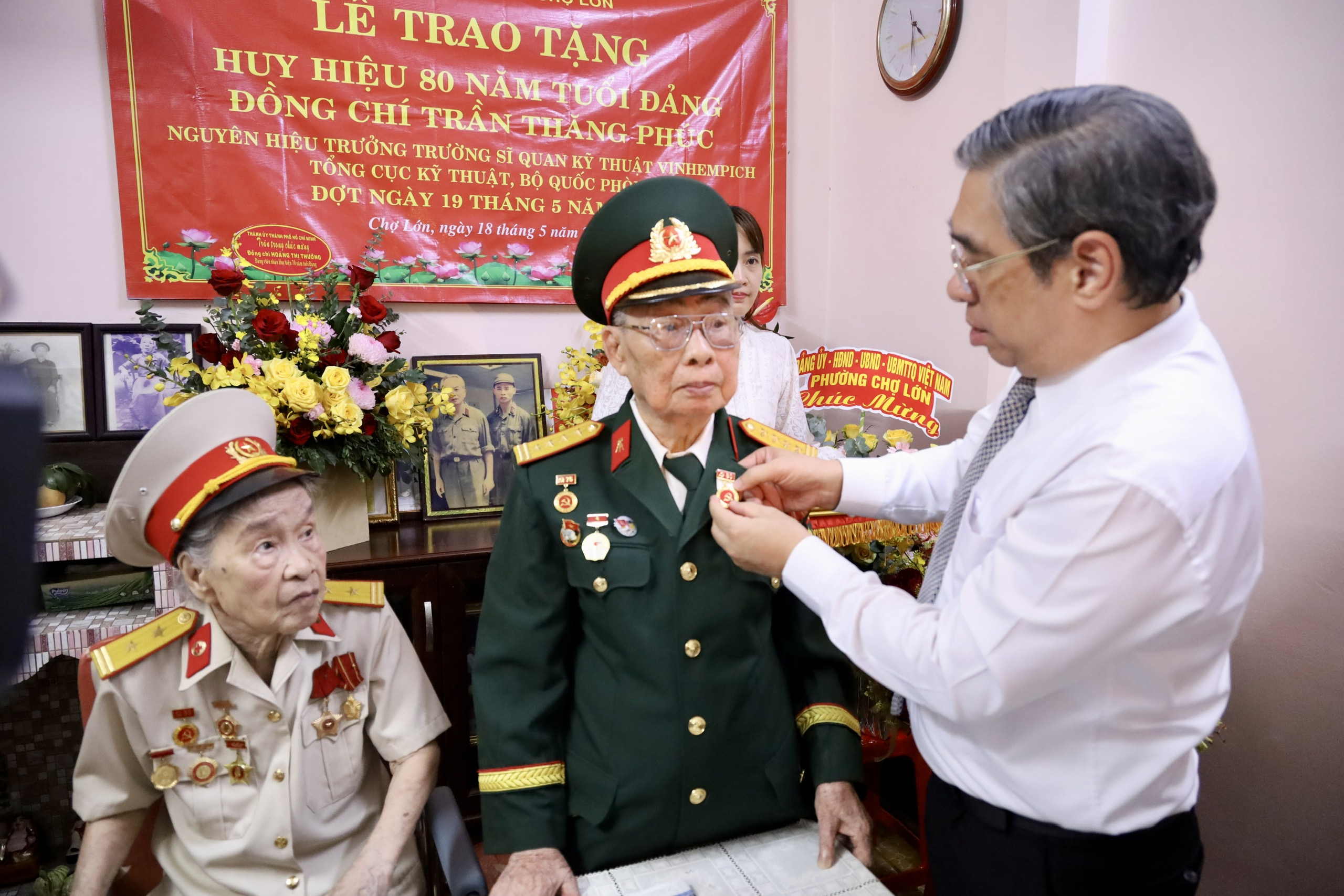 TPHCM trao Huy hiệu 80 v&agrave; 70 năm tuổi Đảng cho hai đảng vi&ecirc;n l&atilde;o th&agrave;nh - Ảnh 4.