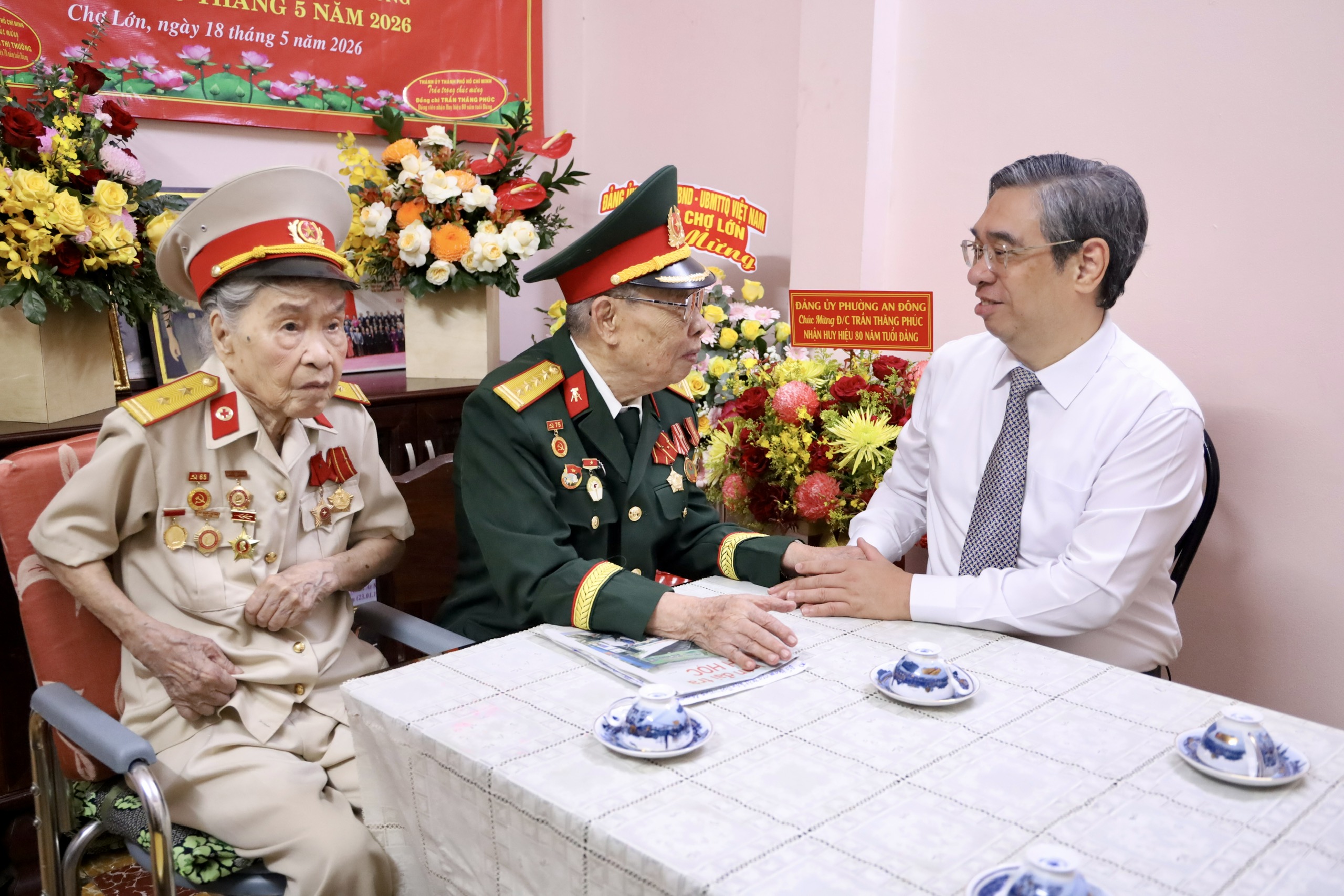TPHCM trao Huy hiệu 80 v&agrave; 70 năm tuổi Đảng cho hai đảng vi&ecirc;n l&atilde;o th&agrave;nh - Ảnh 2.