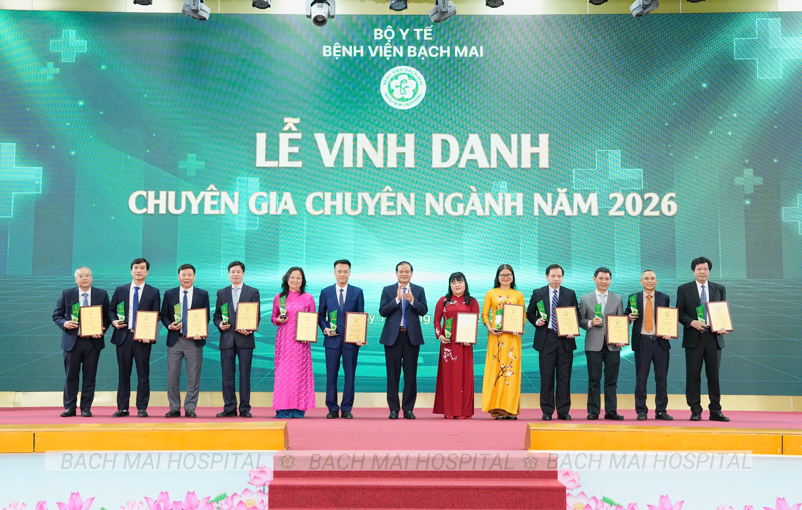 Lần đầu một bệnh viện vinh danh 329 chuyên gia, bác sĩ - Ảnh 9.