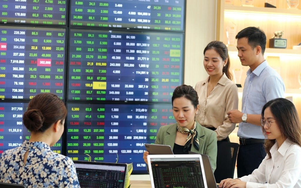 Chứng khoán 18-5: Dòng tiền lớn quay lại, ngân hàng và dầu khí dẫn sóng