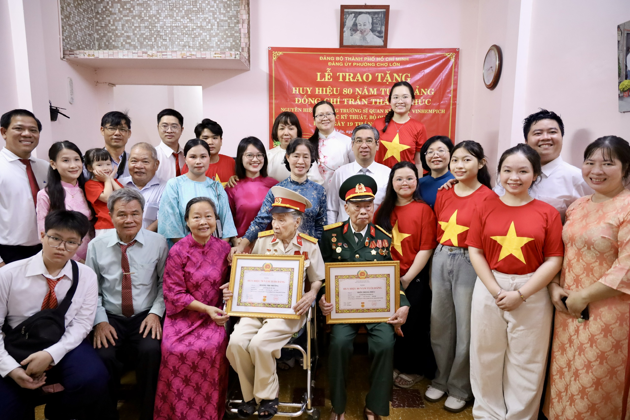 TPHCM trao Huy hiệu 80 v&agrave; 70 năm tuổi Đảng cho hai đảng vi&ecirc;n l&atilde;o th&agrave;nh - Ảnh 9.