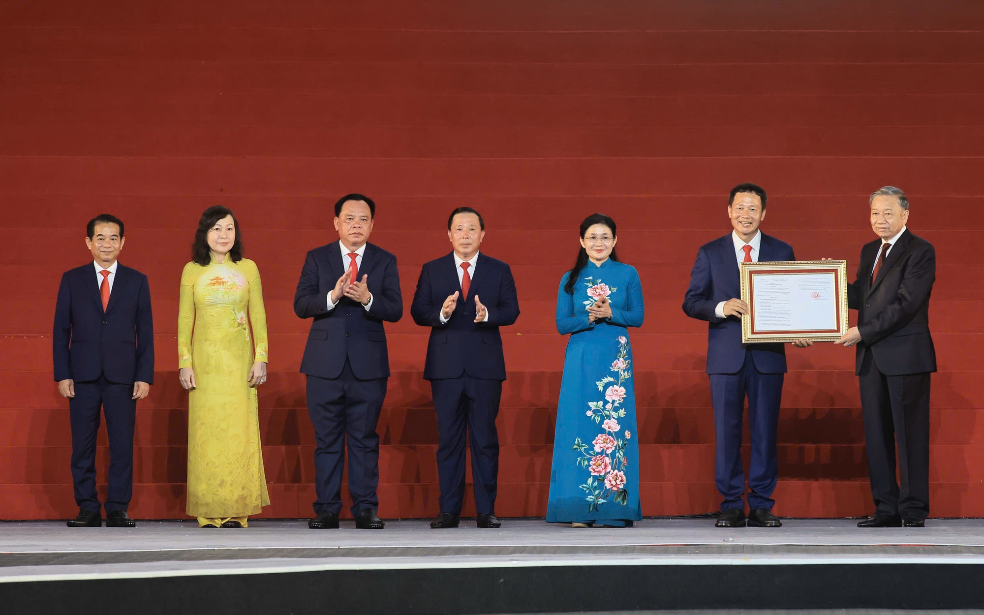Tổng Bí thư, Chủ tịch nước Tô Lâm trao Nghị quyết của Quốc hội về thành lập thành phố Đồng Nai
