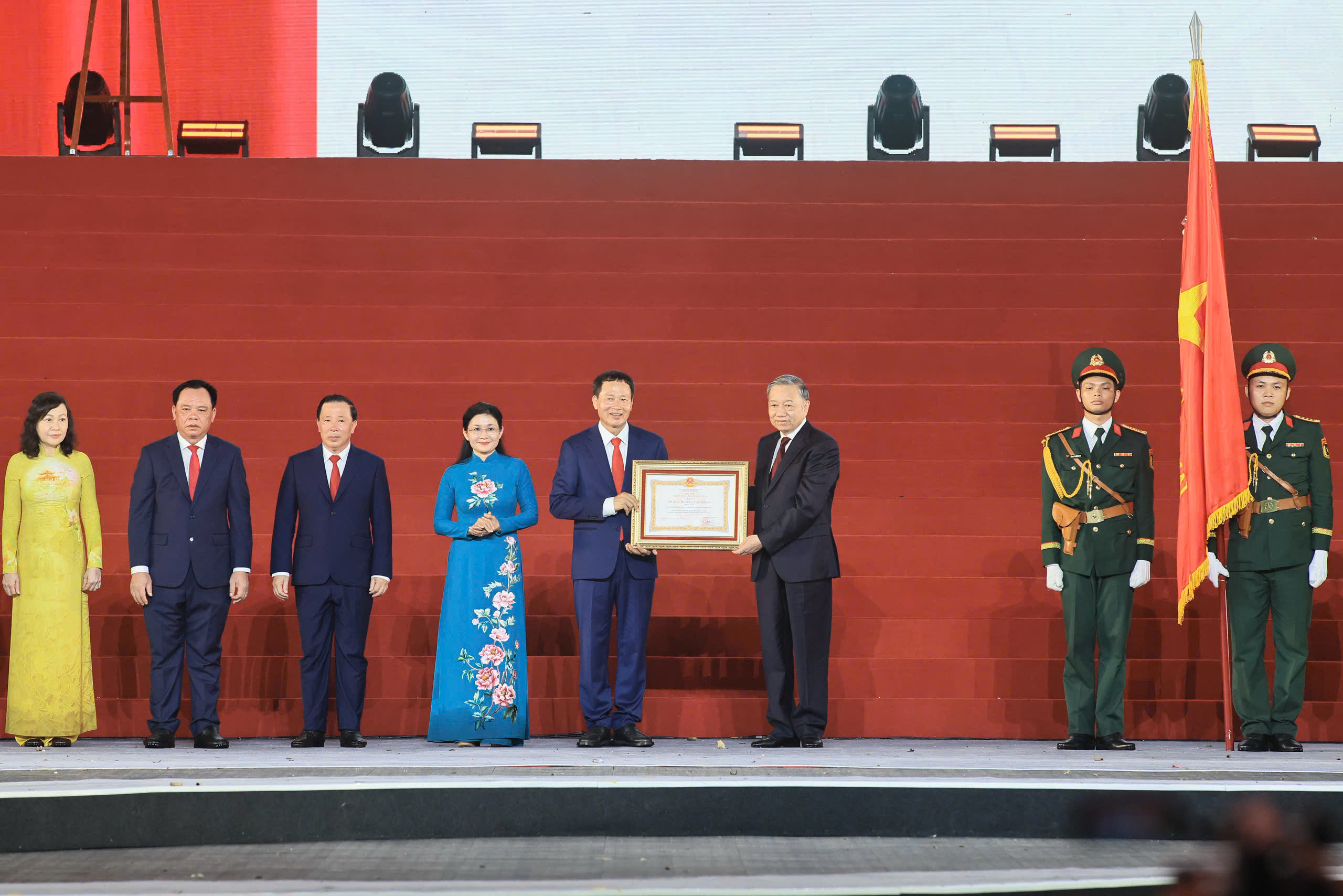Tổng Bí thư, Chủ tịch nước Tô Lâm trao Nghị quyết của Quốc hội về thành lập thành phố Đồng Nai - Ảnh 2.