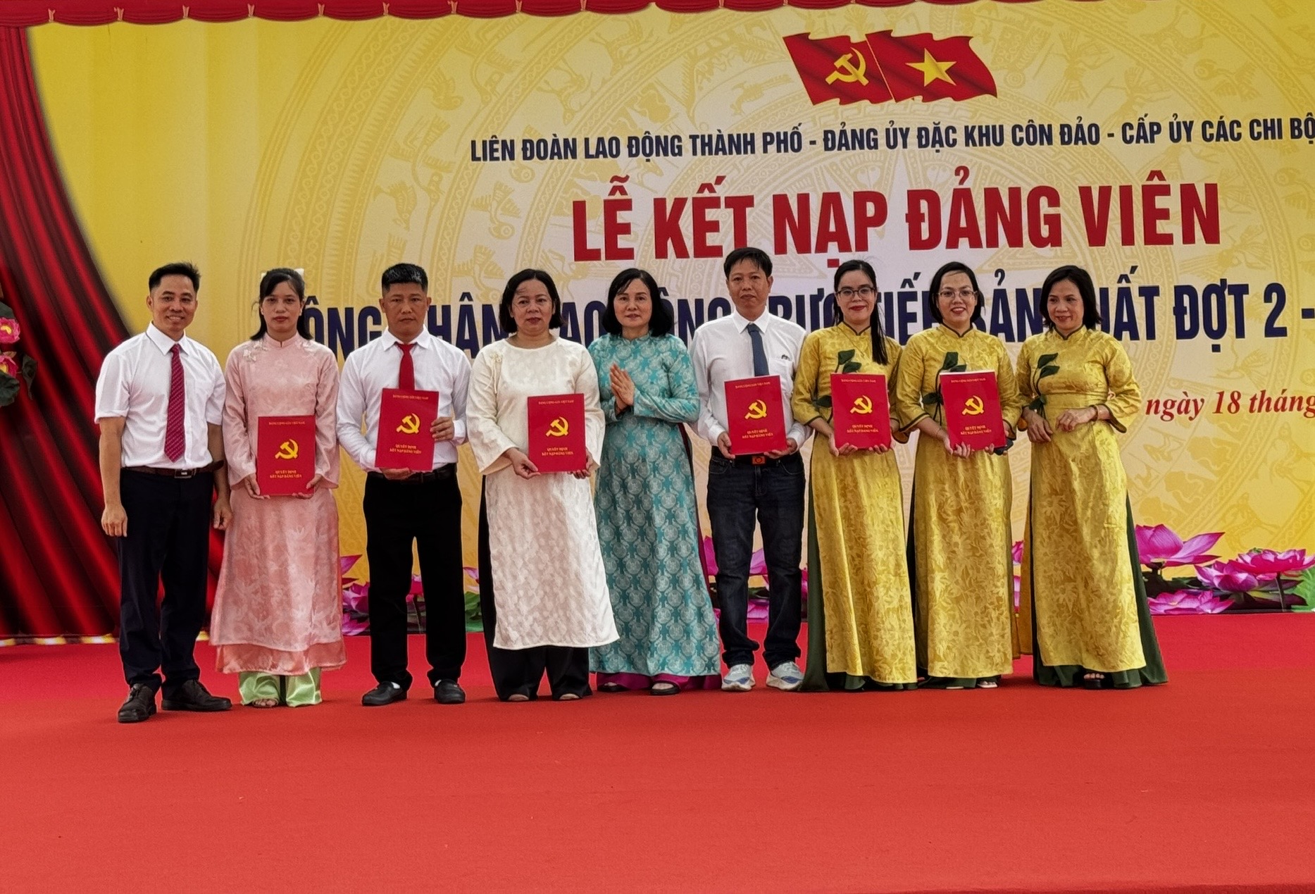 19 công nhân ưu tú được kết nạp Đảng tại vùng đất thiêng Côn Đảo - Ảnh 1.