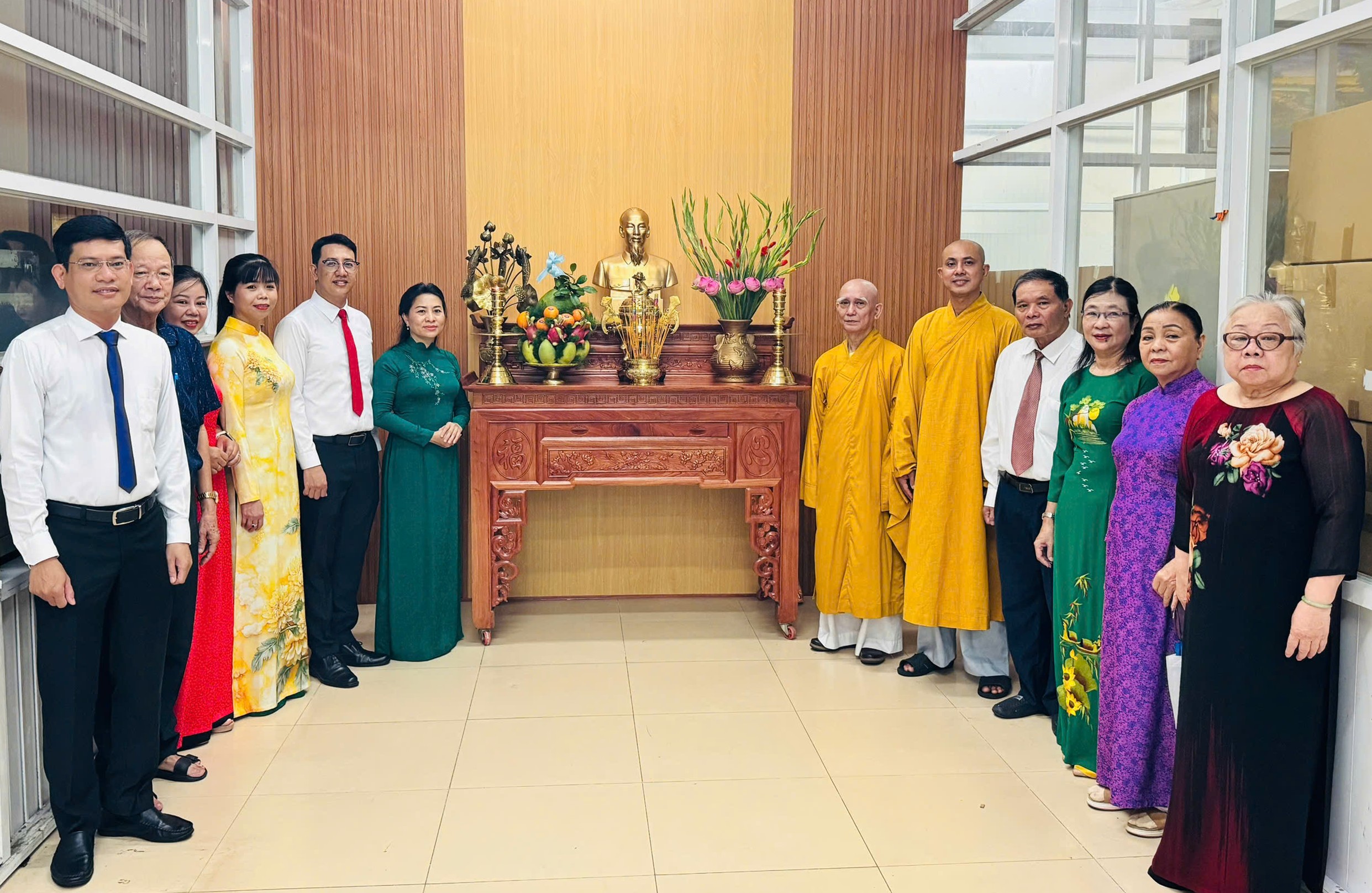 Hưng Long trao Huy hiệu Đảng và tuyên dương nhiều tập thể, cá nhân tiêu biểu học Bác - Ảnh 14.