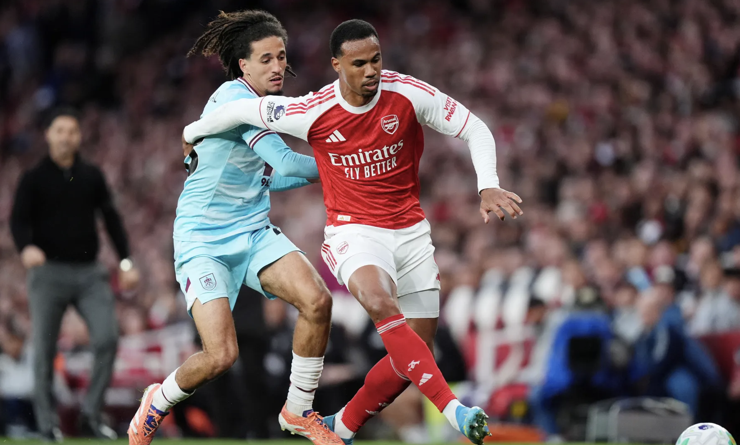 Arsenal thắng Burnley tại Emirates, chạm tay ngôi vô địch Ngoại hạng - Ảnh 1.