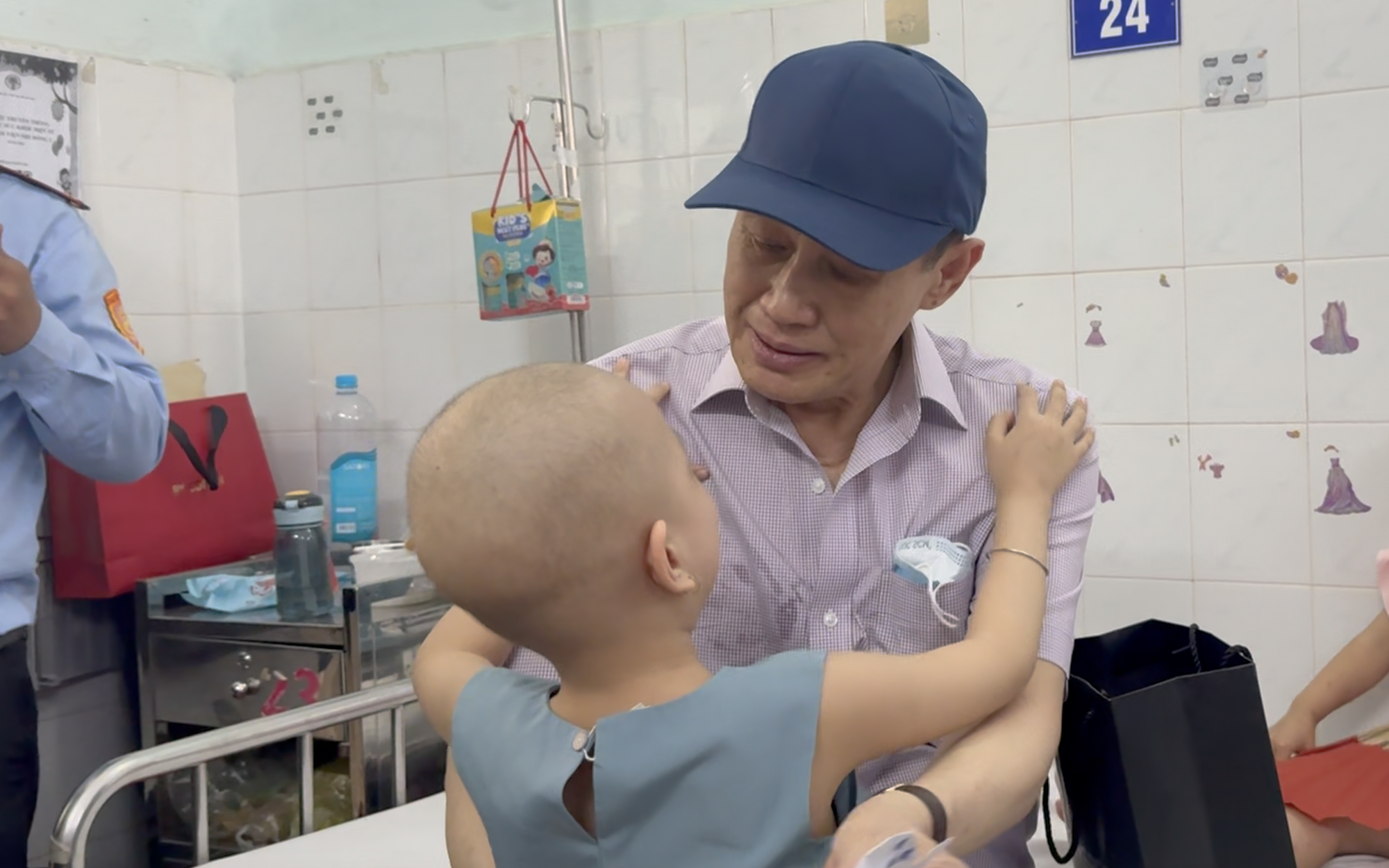 CLIP: Khoảnh khắc ấm áp của tỉ phú Johnathan Hạnh Nguyễn và các bệnh nhi