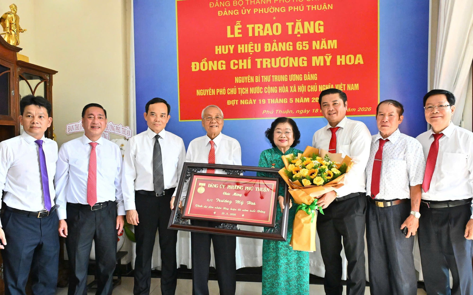 Bí thư Thành ủy TPHCM trao Huy hiệu 65 tuổi Đảng cho nguyên Phó Chủ tịch nước Trương Mỹ Hoa