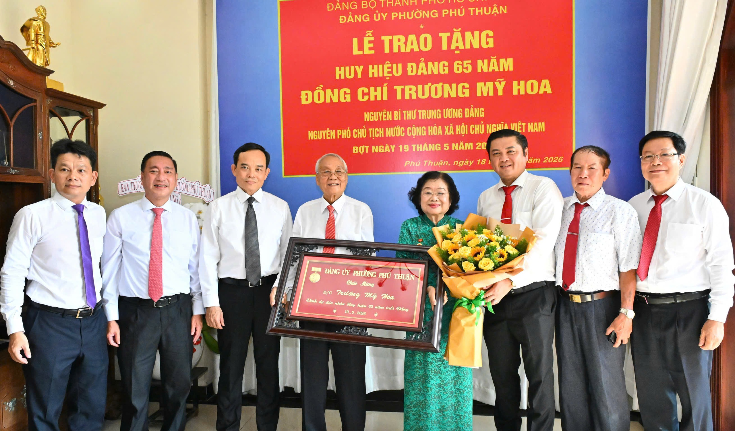 Bí thư thành ủy TPHCM trao Huy hiệu Đảng 65 năm cho nguyên Phó Chủ tịch nước Trương Mỹ Hoa - Ảnh 1.