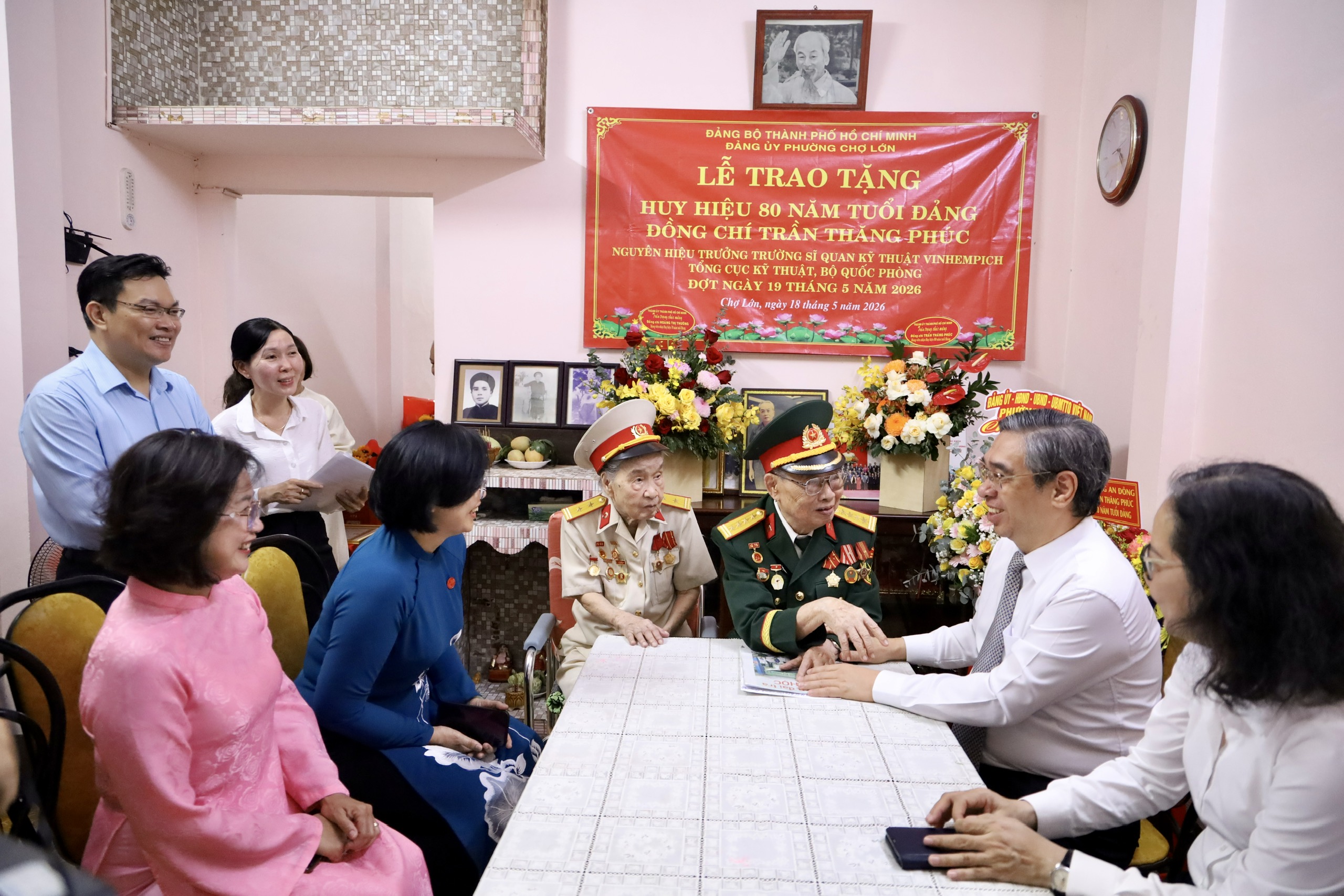TPHCM trao Huy hiệu 80 v&agrave; 70 năm tuổi Đảng cho hai đảng vi&ecirc;n l&atilde;o th&agrave;nh - Ảnh 1.
