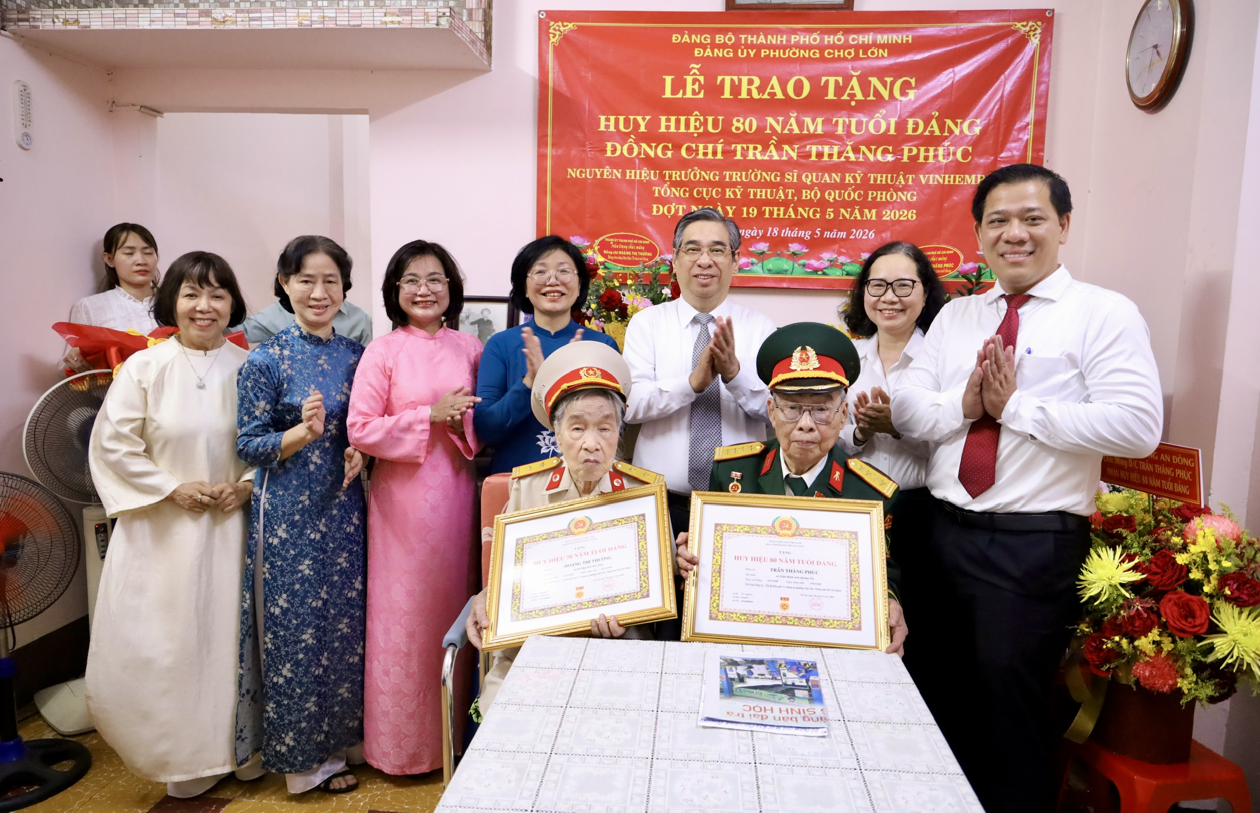 TPHCM trao Huy hiệu 80 v&agrave; 70 năm tuổi Đảng cho hai đảng vi&ecirc;n l&atilde;o th&agrave;nh - Ảnh 7.
