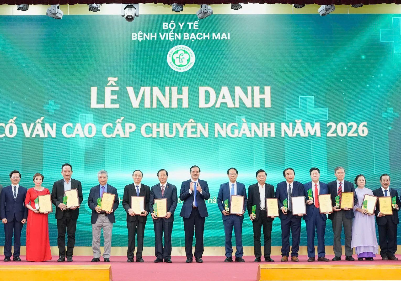 Lần đầu một bệnh viện vinh danh 329 chuyên gia, bác sĩ - Ảnh 1.