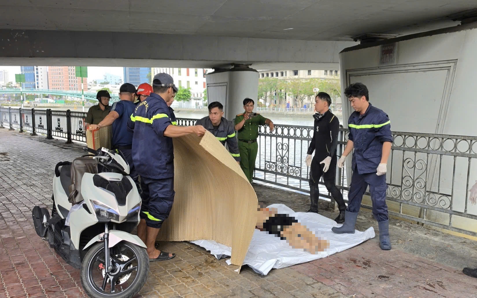 Tìm thấy thi thể một thanh niên dưới rạch Bến Nghé, TPHCM