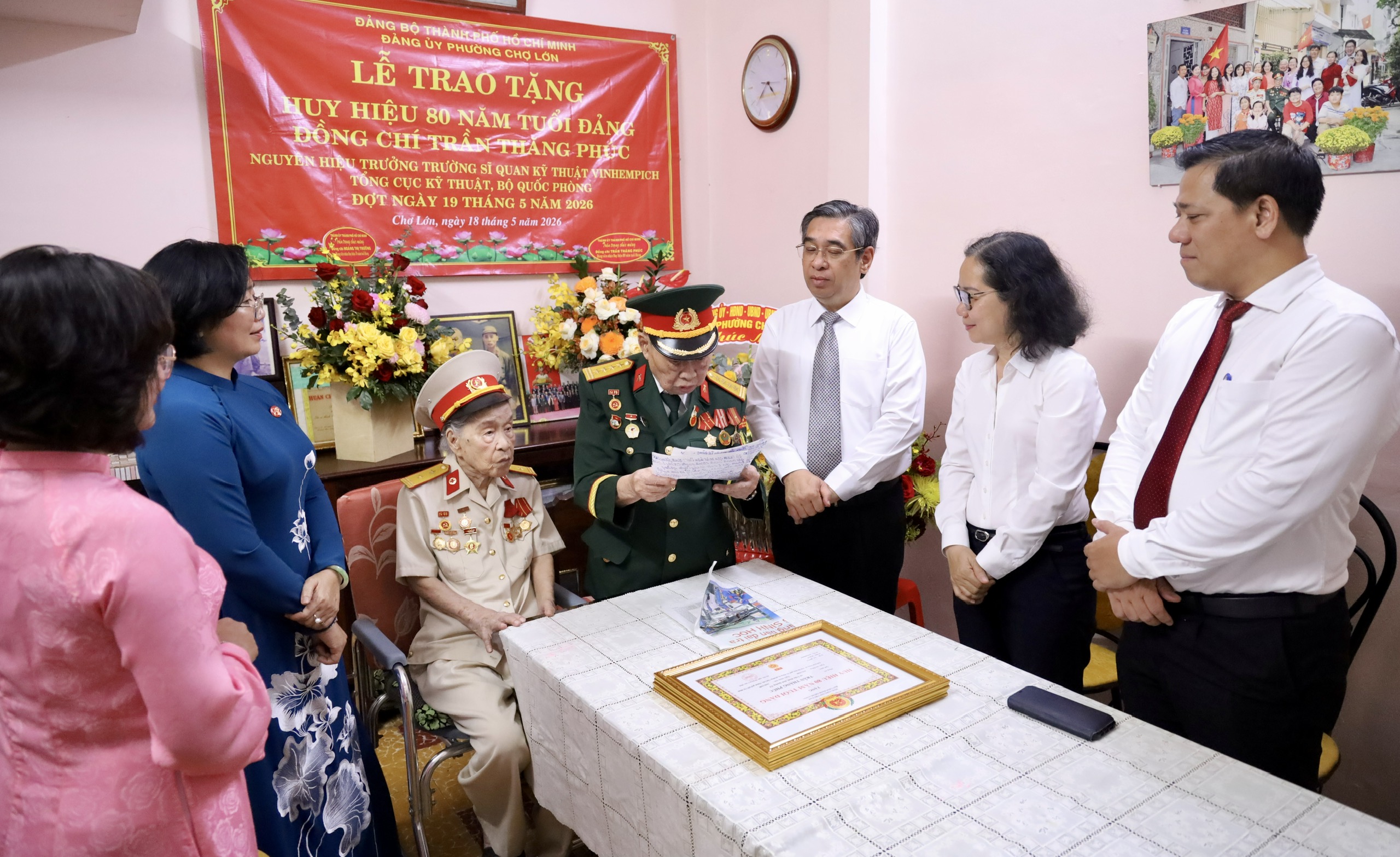 TPHCM trao Huy hiệu 80 v&agrave; 70 năm tuổi Đảng cho hai đảng vi&ecirc;n l&atilde;o th&agrave;nh - Ảnh 6.