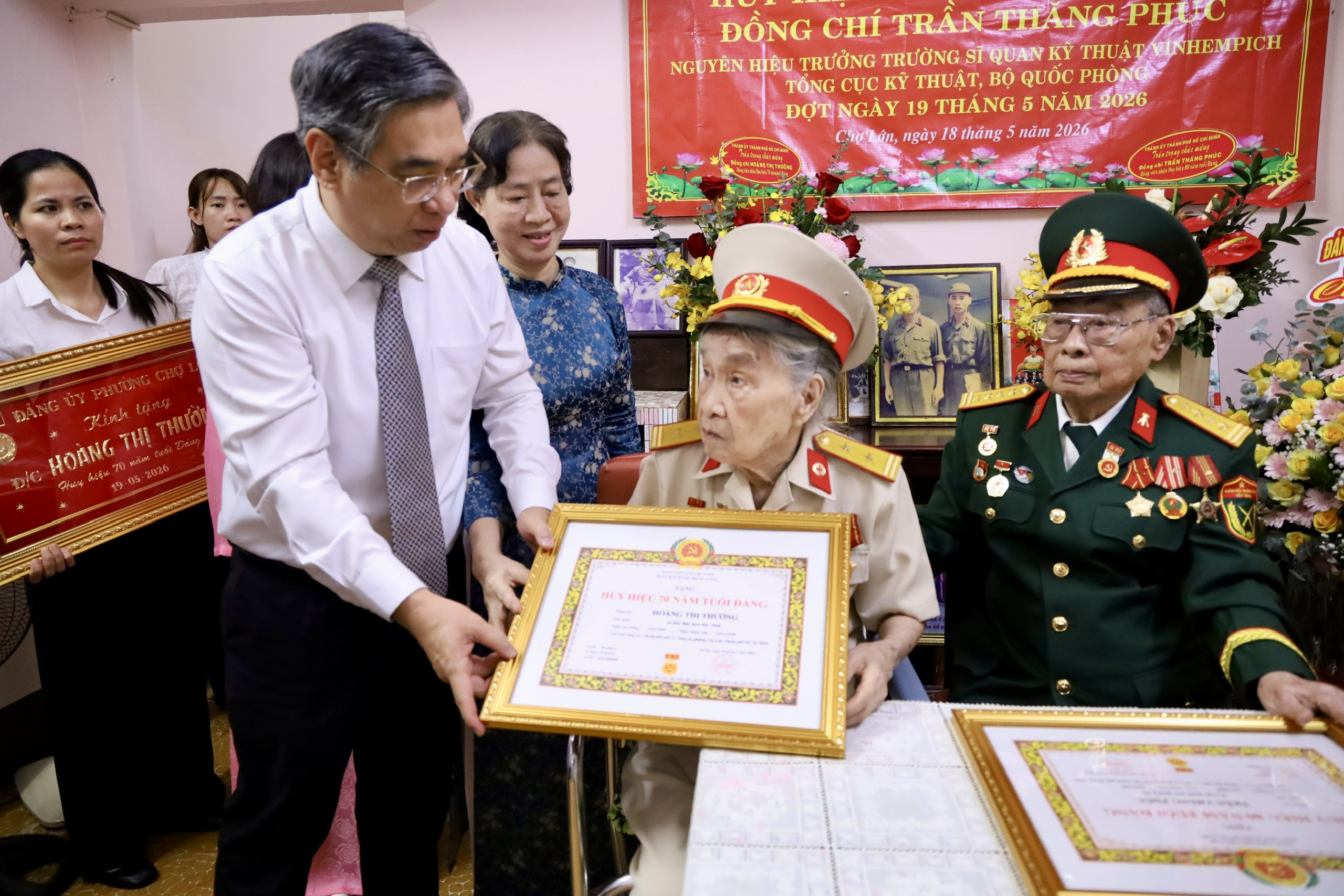 TPHCM trao Huy hiệu 80 v&agrave; 70 năm tuổi Đảng cho hai đảng vi&ecirc;n l&atilde;o th&agrave;nh - Ảnh 5.