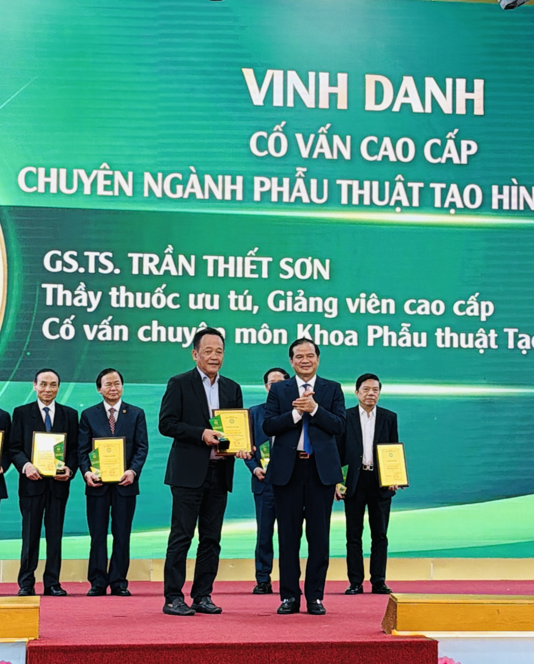 Lần đầu một bệnh viện vinh danh 329 chuyên gia, bác sĩ - Ảnh 5.