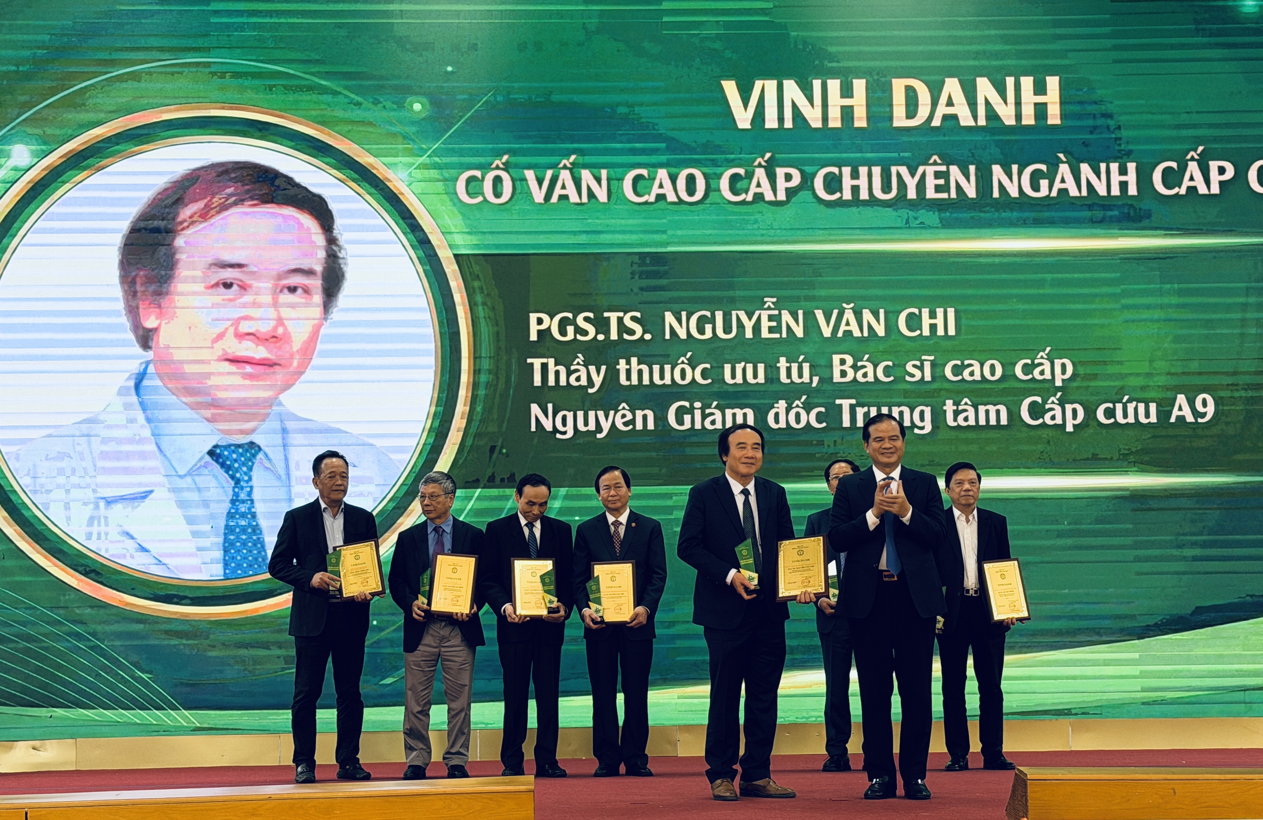 Lần đầu một bệnh viện vinh danh 329 chuyên gia, bác sĩ - Ảnh 3.
