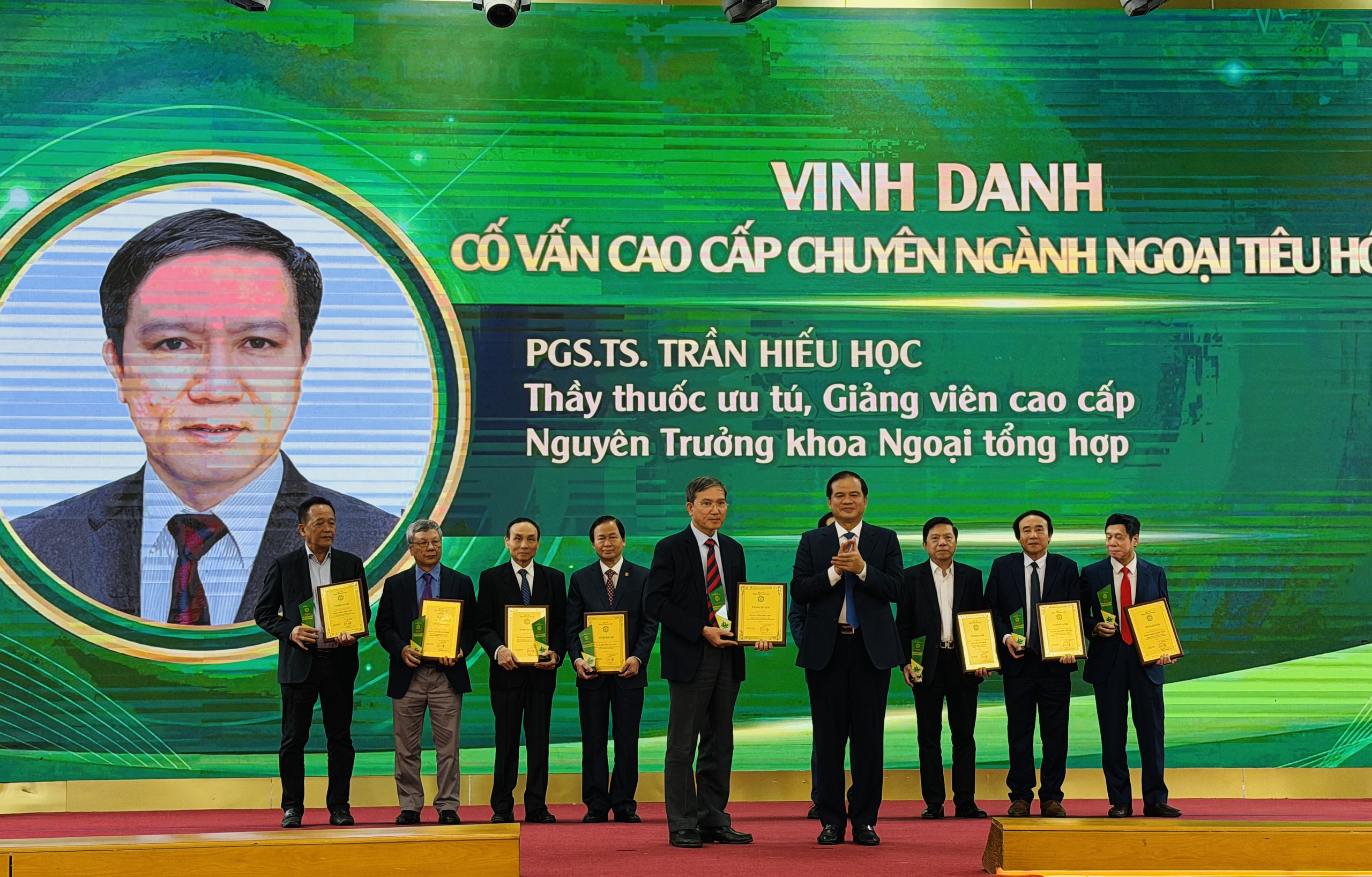 Lần đầu một bệnh viện vinh danh 329 chuyên gia, bác sĩ - Ảnh 4.