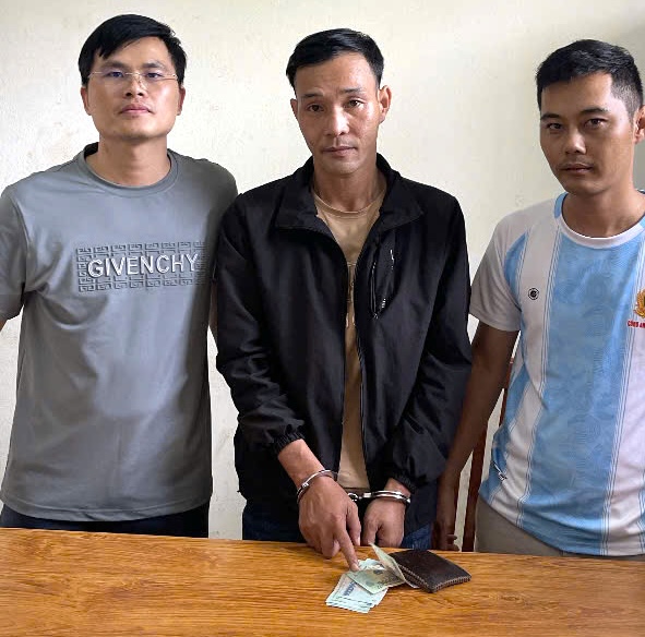 Bắt đối tượng rạch t&uacute;i trộm t&agrave;i sản h&agrave;nh kh&aacute;ch tr&ecirc;n xe kh&aacute;ch ở Gia Lai - Ảnh 1.
