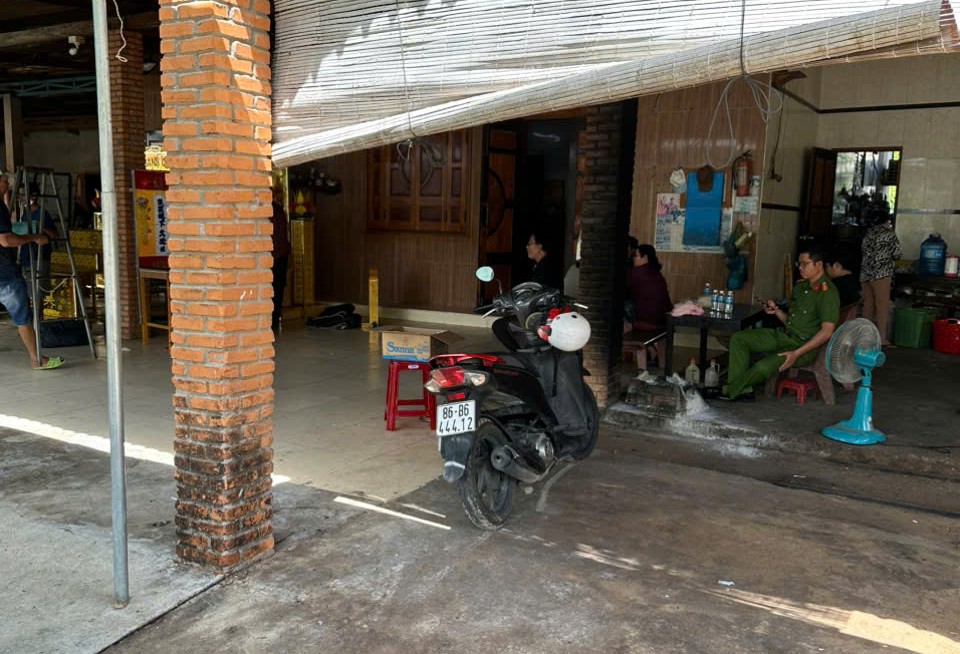 Ph&aacute;t hiện thi thể người đ&agrave;n &ocirc;ng 65 tuổi với dao cắm tr&ecirc;n người ở L&acirc;m Đồng - Ảnh 1.