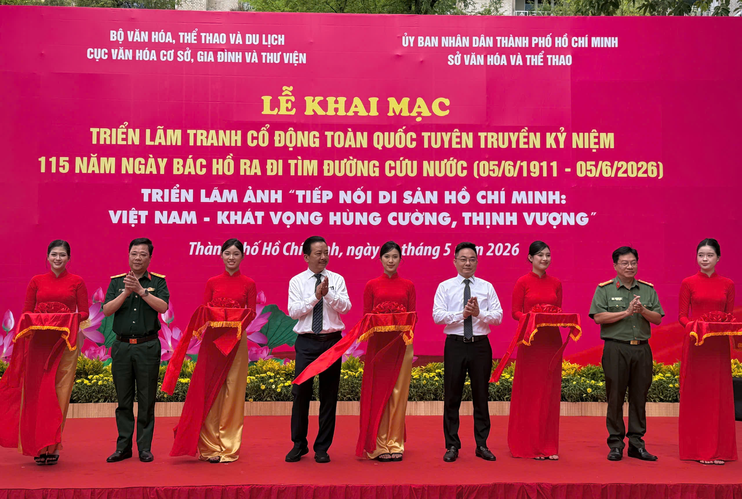 Khai mạc triển l&atilde;m 180 tranh cổ động về B&aacute;c Hồ tại TPHCM - Ảnh 1.