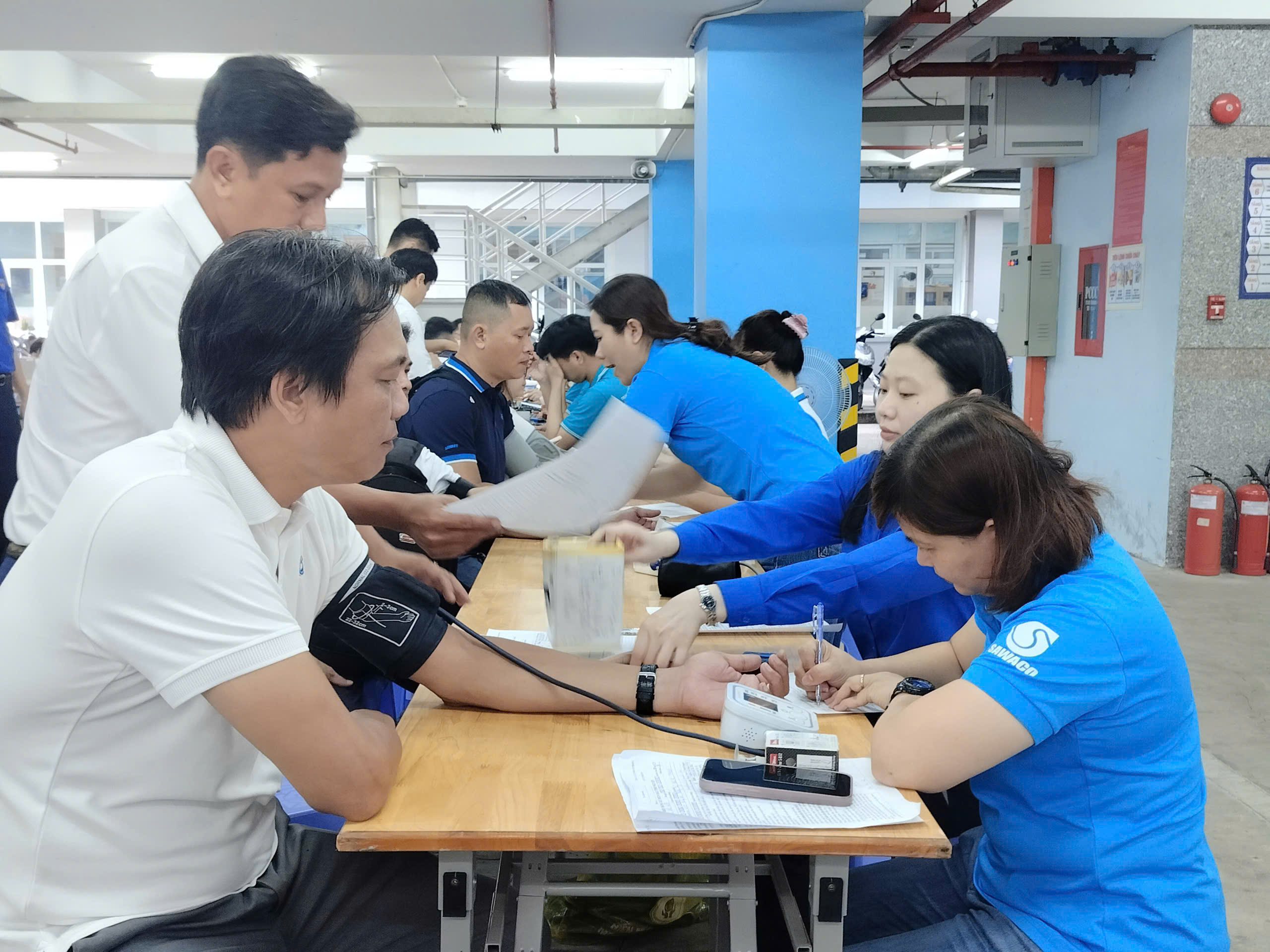 H&agrave;ng trăm người lao động tại SAWACO hiến m&aacute;u t&igrave;nh nguyện cứu người - Ảnh 1.