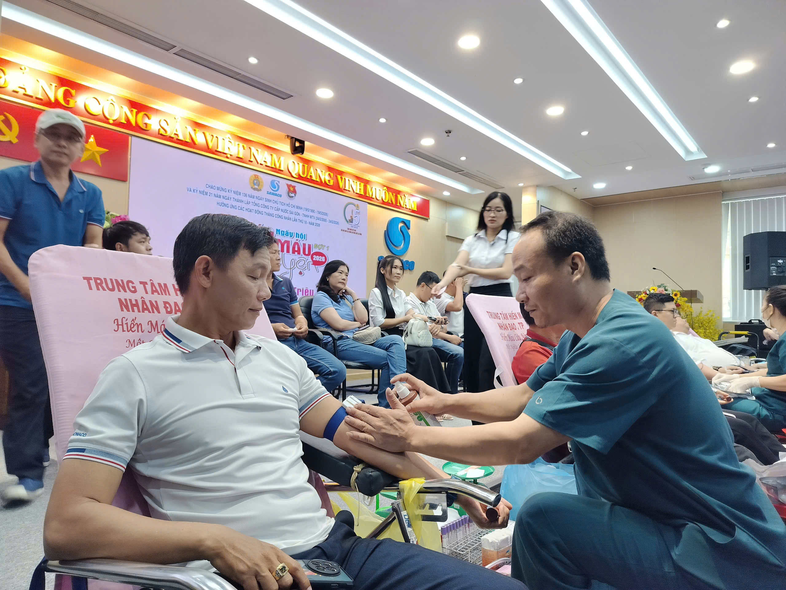 H&agrave;ng trăm người lao động tại SAWACO hiến m&aacute;u t&igrave;nh nguyện cứu người - Ảnh 3.