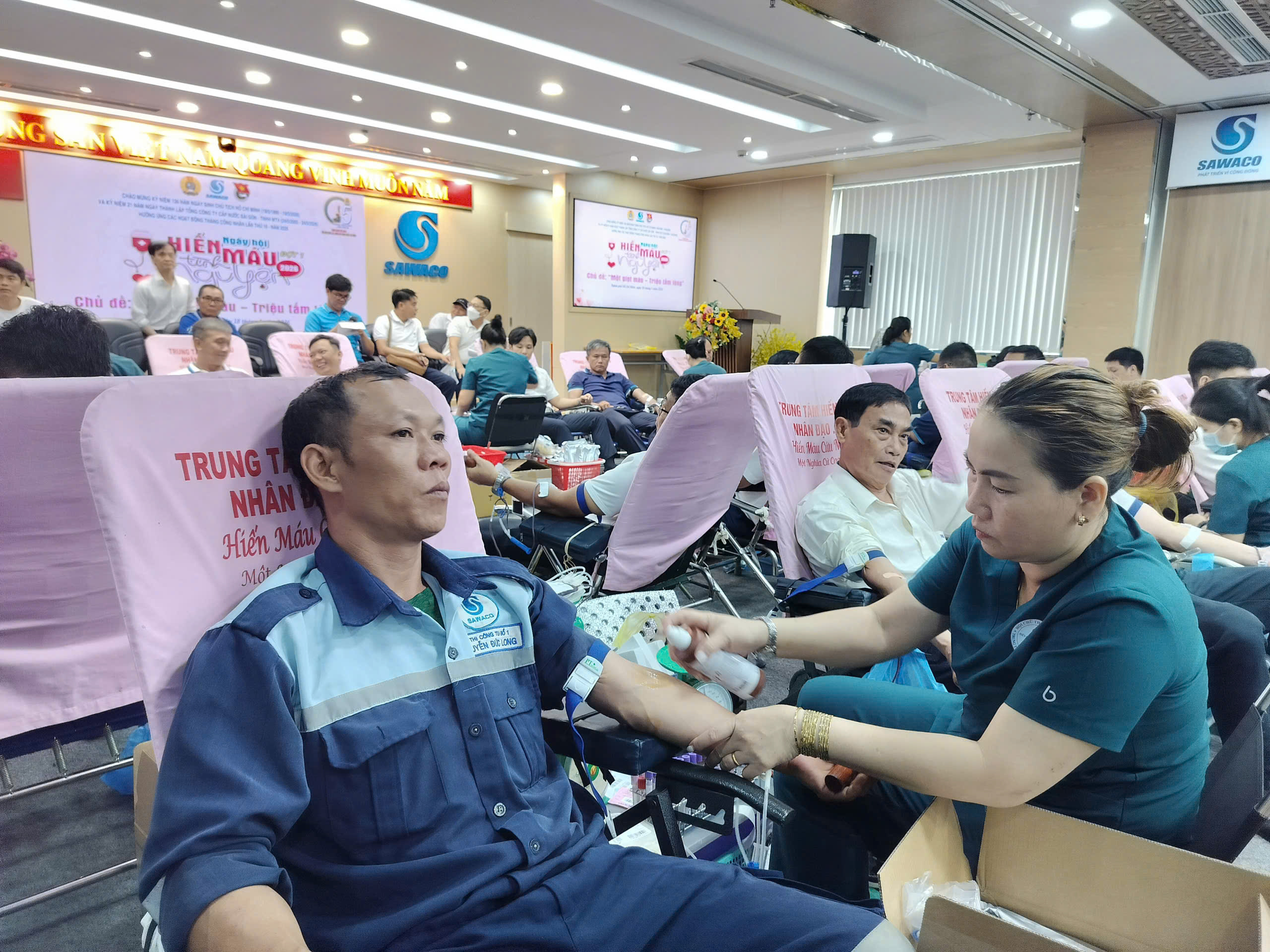 H&agrave;ng trăm người lao động tại SAWACO hiến m&aacute;u t&igrave;nh nguyện cứu người - Ảnh 2.