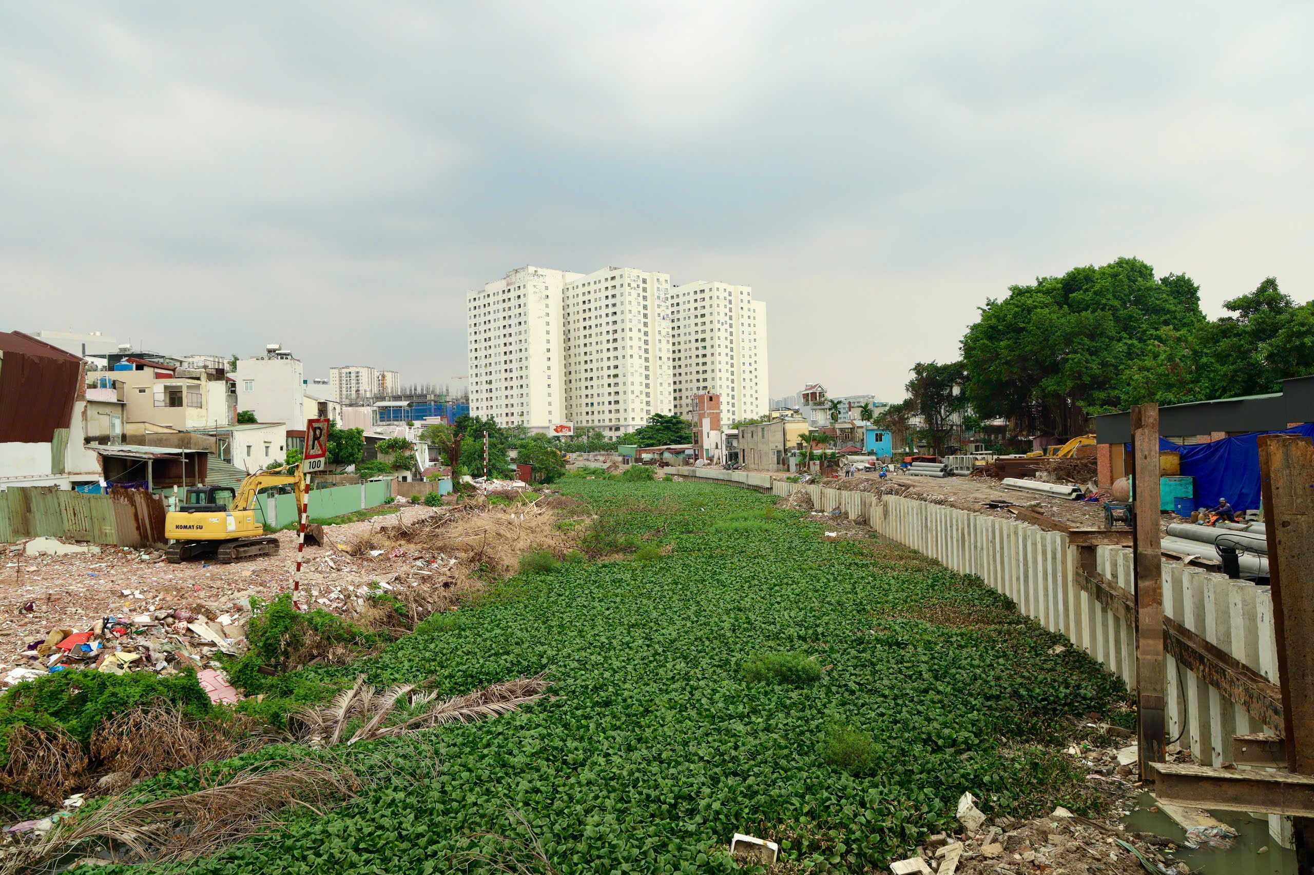 Rạch Xuy&ecirc;n T&acirc;m đoạn qua trường đại học Văn Lang dần th&agrave;nh h&igrave;nh - Ảnh 11.