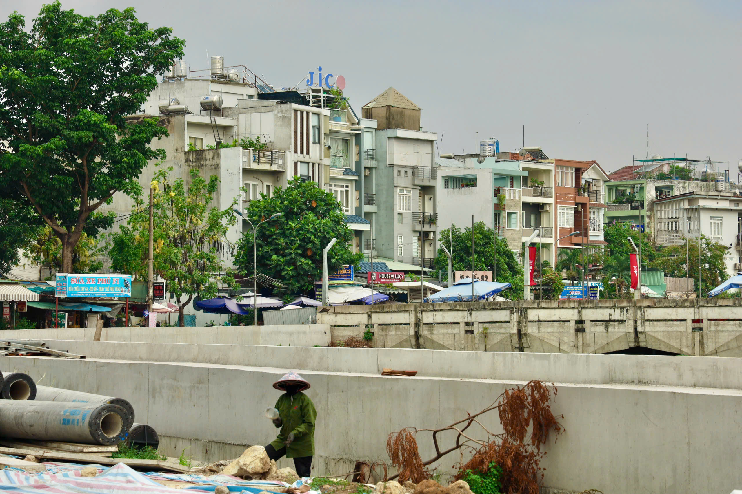 Rạch Xuy&ecirc;n T&acirc;m đoạn qua trường đại học Văn Lang dần th&agrave;nh h&igrave;nh - Ảnh 4.
